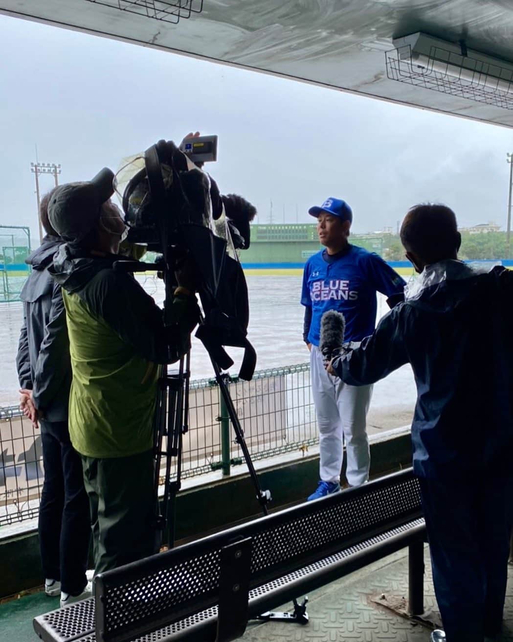 清水直行のインスタグラム：「雨の中でも取材をしていただき、ありがとうございました。  #rbc #琉球ブルーオーシャンズ  #沖縄野球 #沖縄 #野球」