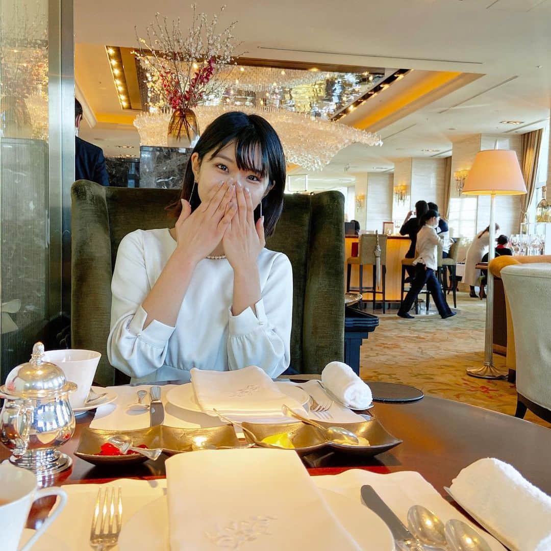 しゃらさんのインスタグラム写真 - (しゃらInstagram)「...すみません...おめかしをしました。 ファンデと手の色差(笑) 🙊 アジアンなテーブルウェア✨🍽  ・ ・ #シャングリラホテル東京 #銀食器#丸の内#東京#バレンタインデー #アフタヌーンティー #チョコレート」2月14日 15時38分 - shara_kyana