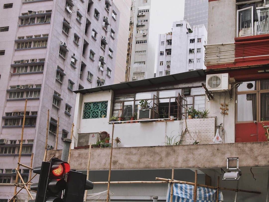 sunday_722のインスタグラム：「* Roof top * 01/04/2013 *﻿  #streetphotographyinternational﻿ #SPHKCollective #capturehongkong﻿ #zolimahongkong﻿ #allabouthongkong﻿ #discoverhongkong﻿ #SPHKCollective﻿ #storyofthestreet﻿ #tv_pointofview﻿ #awersomehongkong﻿ #samewheremagazine﻿ #unlimitedhongkong﻿ #hkig﻿ #reframinghk﻿ #香港中毒﻿ #gominimalmag﻿ #waytohk_sunday_722 #transfer_visions﻿ #indies_minimal﻿ #visionofpictures﻿ #streetsgrammer﻿ #streetphotographyinternational﻿ #vimpt﻿ #vimptfreeprint﻿ #igersjp」