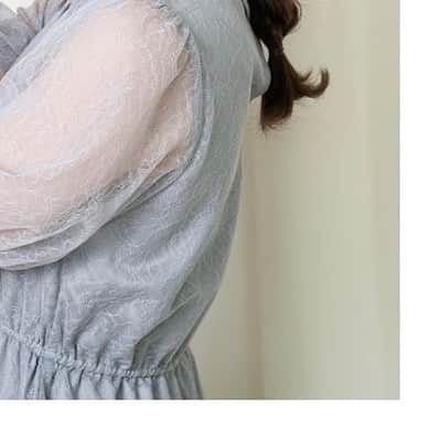 LEBECCA boutique Vintageのインスタグラム：「.﻿ この度リリースするアイテムは、 今までのものづくりとは少し違います。﻿ ﻿ LEBECCA boutiqueが最も得意とする ワンピースに関する、新しい挑戦です。﻿ ﻿ 主にデザイナーとディレクターが起案してつくられてきたLEBECCA boutiqueのアイテムたち。﻿ ﻿ ブランドのメンバーが参加したり、 コラボレーションのお相手とご一緒することもありますが…﻿ ﻿ ﻿ 今回はなんと...…！﻿ ﻿ 【LEBECCA boutiqueのお客さま】と 共にワンピースを制作することに挑みます！💐﻿ ﻿ 初めての試みということもあり、 今回はブランドディレクターが主宰する オンラインコミュニティ「赤組」(※)の皆さんから ご意見を募り、ご一緒させていただきました。﻿ ﻿ そんな特別なアイテムに纏わる情報が、 ついに今夜解禁となります。どうぞお楽しみに…🥀﻿ ﻿ ﻿ ﻿ ※「赤組」は昨年末をもちまして新規会員募集を終了しております。ご了承くださいませ。」