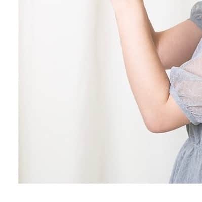 LEBECCA boutique Vintageのインスタグラム：「.﻿ この度リリースするアイテムは、 今までのものづくりとは少し違います。﻿ ﻿ LEBECCA boutiqueが最も得意とする ワンピースに関する、新しい挑戦です。﻿ ﻿ 主にデザイナーとディレクターが起案してつくられてきたLEBECCA boutiqueのアイテムたち。﻿ ﻿ ブランドのメンバーが参加したり、 コラボレーションのお相手とご一緒することもありますが…﻿ ﻿ ﻿ 今回はなんと...…！﻿ ﻿ 【LEBECCA boutiqueのお客さま】と 共にワンピースを制作することに挑みます！💐﻿ ﻿ 初めての試みということもあり、 今回はブランドディレクターが主宰する オンラインコミュニティ「赤組」(※)の皆さんから ご意見を募り、ご一緒させていただきました。﻿ ﻿ そんな特別なアイテムに纏わる情報が、 ついに今夜解禁となります。どうぞお楽しみに…🥀﻿ ﻿ ﻿ ﻿ ※「赤組」は昨年末をもちまして新規会員募集を終了しております。ご了承くださいませ。」