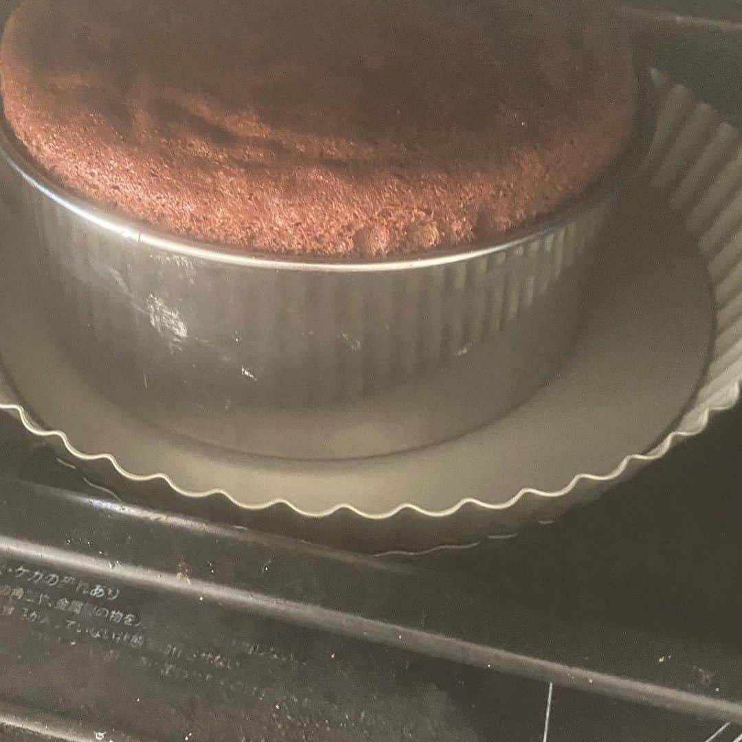 田中麗奈さんのインスタグラム写真 - (田中麗奈Instagram)「今日はバレンタインですね。 ガトーショコラを焼いてみました。 ケーキ作りは今までは難しいと思っていたのですが、Eテレ「趣味どきっ　ぬくもりの北欧スタイル」の番組で行正り香さんとご一緒して、番組の中で頂いたレモンケーキ、これなら出来るかも！とトライしたのが始まり。  以前ともさかりえさんとインタビューでご一緒した時に、 「ストレス発散は？」の質問に、「りえさんがケーキを焼くこと」と仰っていたのを思い出す。  何て素敵、夜中にふと思い立ってケーキを焼くなんて、小説になりそうだわ、、✨と憧れを抱きつつも ケーキ作りなんて大変そうだし、私には遠い世界だなぁ。なんて思っていたのですが、、 今ならちょっとだけ分かるその気持ち。  りえさんが仰ってたみたいに　 レシピ通り正しくする事で美味しい甘いものが作れるという達成感、、。 バタバタした日常からキッチンの上でだけだけど 少し自分の世界に入る。  初めて作ったガトーショコラ。 美味しく出来てるといいなぁ。 皆さん素敵なバレンタインを！  レシピは、行正り香さんのオレンジガトーショコラ  ミントの葉と、ローズマリーの葉は 庭で育ててるのを摘んで来ました。  @rikayukimasa  @rie_tomosaka_official   #ケーキ作り#バレンタイン#行正り香#ハーブ」2月14日 15時55分 - renatanaka07