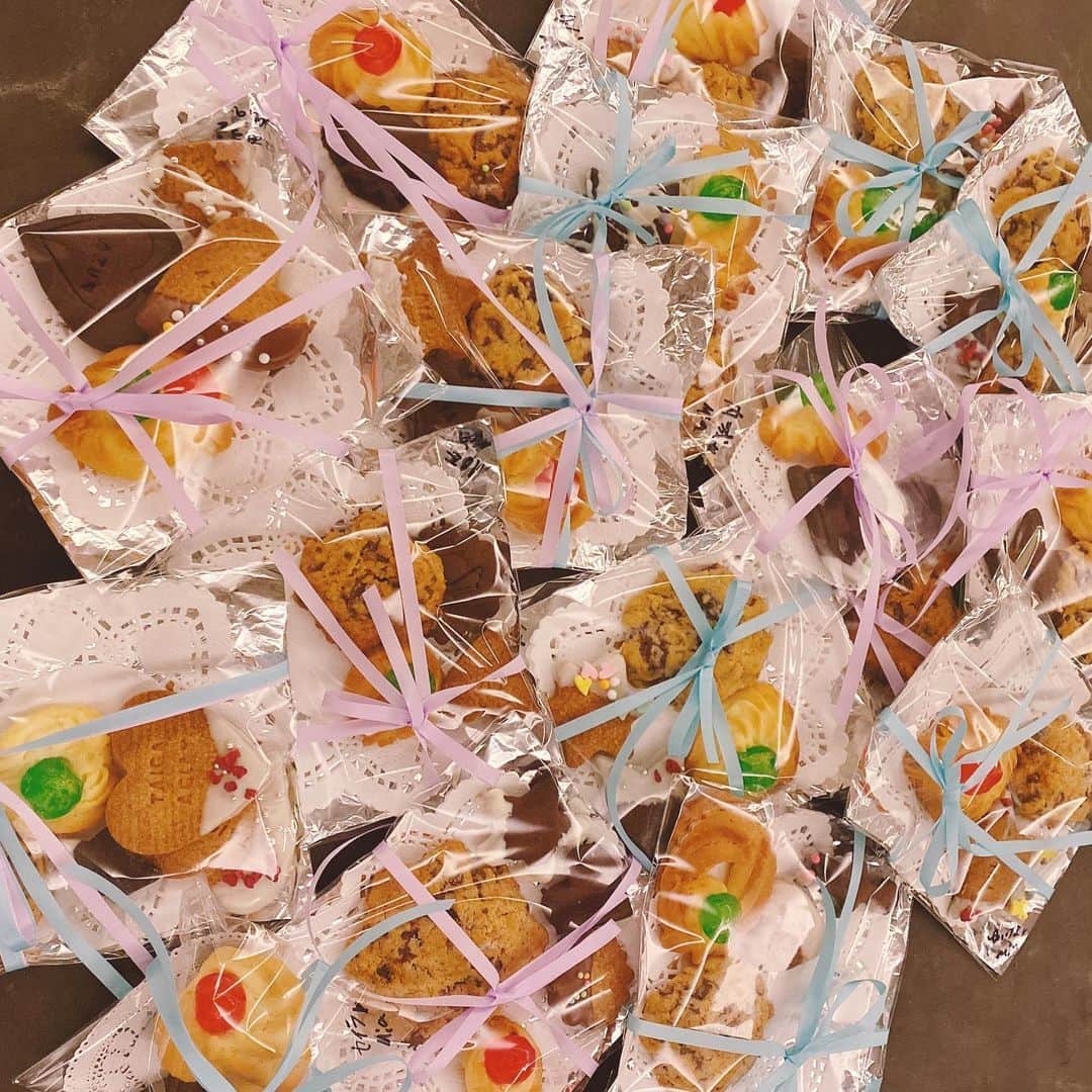 SAWAのインスタグラム：「バレンタインデー💕  「大切なお友達に 手作りクッキーを…」  ヘッポコ姉妹の願いを ミセス編集部シェ・平原こと @kyoko_hirahira  さんに 叶えていただきクッキー作り。  手際良く見事に作られていく 色とりどりのクッキー。 母ちゃんには到底 辿り着けない領域だわ。てへ。  そして、母ちゃんだと 黙って見ていられなく ついつい手を出し口を出す…汗  そ〜んな子煩い場面がない時間こそ 子ども達の好奇心は満たされ 笑顔も溢れ、学びも大きいー。 改めて感じられた至福の時間。  コーチとはいえ、まだまだな母ちゃん。 だからこそ、もっともっと 無意識な自分の主観を　 薄められる努力は 積み重ねていきたいなー。  《コミュニケーションを学ぶのは あなたの可能性を広げたいから》  親としての想いから芽生える良かれ が、自分の良かれになっていない？  その行動も、その言動も、 本当は誰のため？ヒャーーー。  子ども達の本来の力 それこそ心から応援できる そんな母ちゃんでありたいぜ！！  そりゃさ、自分の思い通りって その時その時やり易い訳ですよ。 ただそのやり易さが、もしかすると　 遠い未来には、本来望んだモノとは 違う形で返ってくるかも？  そういえばバレンタイン… 昔パリのホテルのフロントに 某デザイナーから 白い薔薇の花束とメッセージが 届いていてビックリ！！ したことあったなー。 なぜかフランス人には モテてた母ちゃん。ププ。  そ〜んな事を チョコの甘い香りに 酔いしれながら思い出した 思い出の１ページ。笑  皆さま〜　 ハッピーバレンタインディ！  愛する人、愛するご家族と 素敵な愛の時間を お過ごし下さ〜い。  #valentineday  #手作り　#クッキー  #子どもの好奇心を大切に #しあわせな時間  #いつもありがとう」