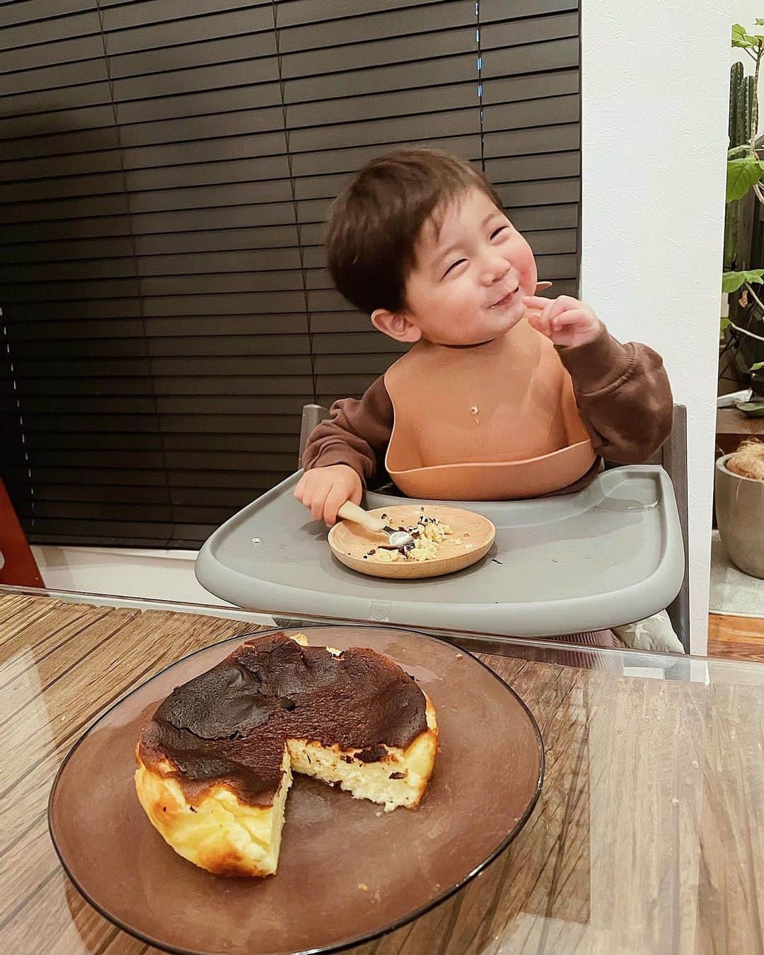 ソンイのインスタグラム：「Happy Valentine👦🏻🧁 来月はお誕生日ケーキが食べられるね💗 #ホワイトデーが誕生日 #1歳11ヶ月 #バスチー」