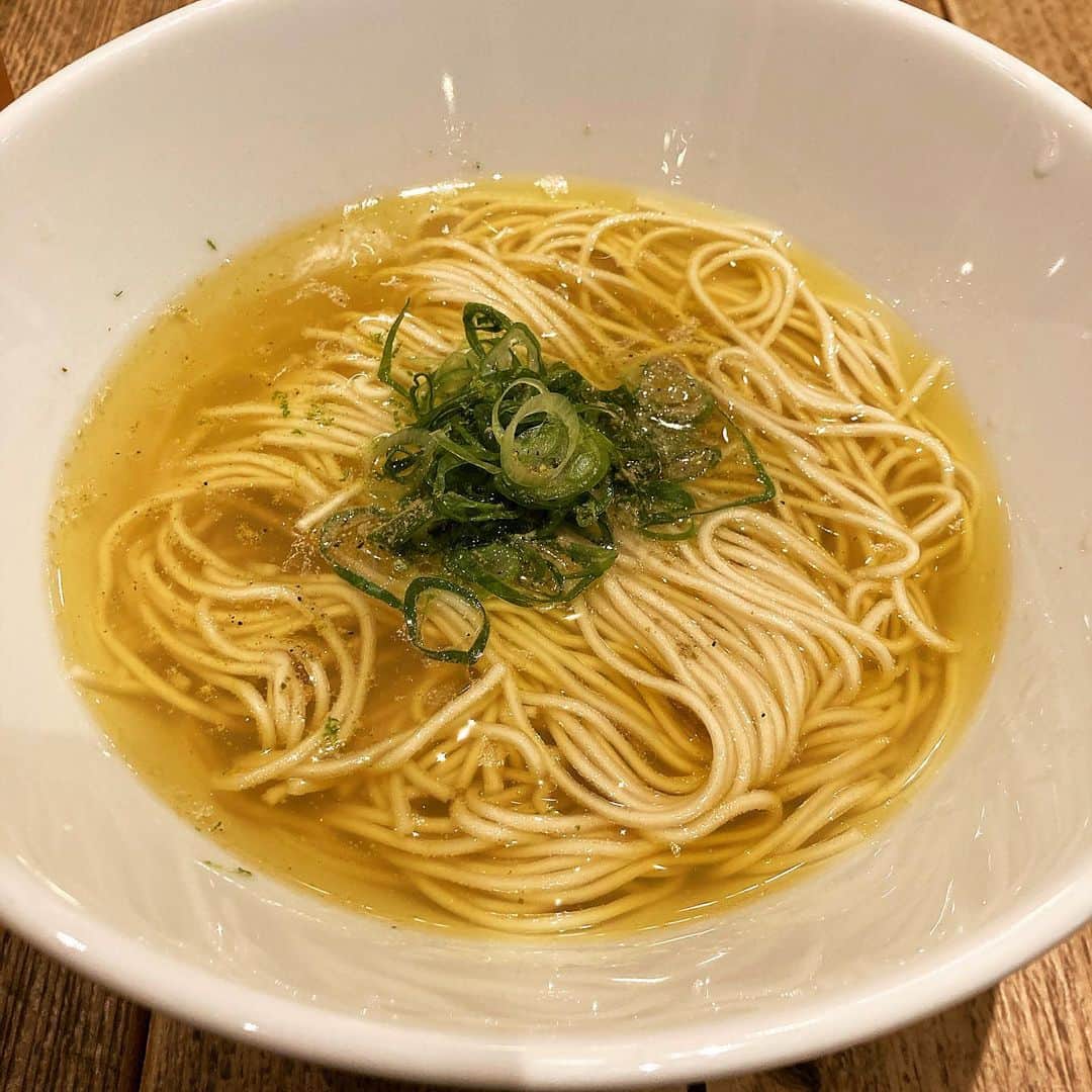 桜井誠のインスタグラム：「o/sioと神保町黒須のコラボラーメン  全5品のコース仕立てになっており、手羽先の唐揚げからスタートし、チョップドサラダ、ラーメン、山利のしらすごはん、杏仁豆腐のアイスという構成。 カリッと揚がった手羽先で食欲のスイッチを入れ、20品目以上の野菜や果物がたっぷり入ったサラダで興奮を落ち着かせつつ、いよいよラーメン&しらすご飯へ。天草大王と蛤出汁の塩そばで、麺を啜ればオリーブオイルがクッと鼻を抜けて、イタリアンなテイストが顔を出しつつも、山椒がキリッと効けば、和の雰囲気も楽しめる。 スープの温度が少し下がると、一気に蛤の香りと旨味が主役に躍り出て、時間変化とともに多層的な味を楽しめる。 山利のふんわりとしたしらすご飯もベストマッチング。 更に食後のデザートの杏仁アイスがめちゃくちゃ美味しかった。sio系列のデザートは何食べても美味しい🍨🍮 ごちそうさまでした🍜🍜 #sio #神保町黒須 #山利のしらす」