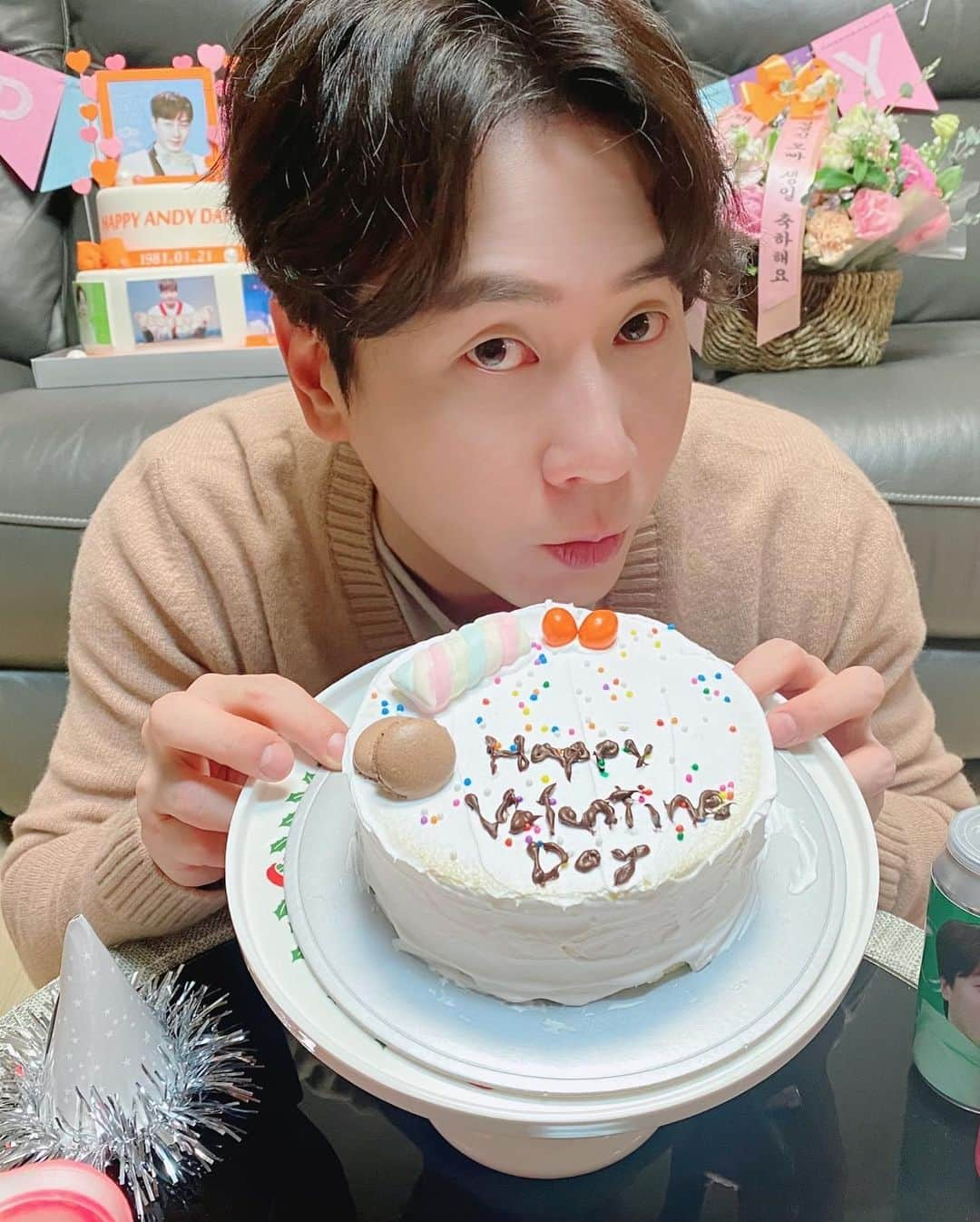 エンディさんのインスタグラム写真 - (エンディInstagram)「생일날 미리 적어본 Happy Valentine Day🍫😘  #앤디 #ANDY #신화 #SHINHWA」2月14日 16時03分 - andyofficial___