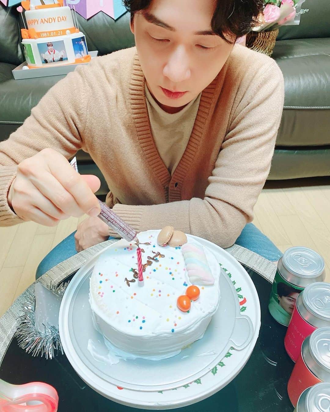 エンディのインスタグラム：「생일날 미리 적어본 Happy Valentine Day🍫😘  #앤디 #ANDY #신화 #SHINHWA」