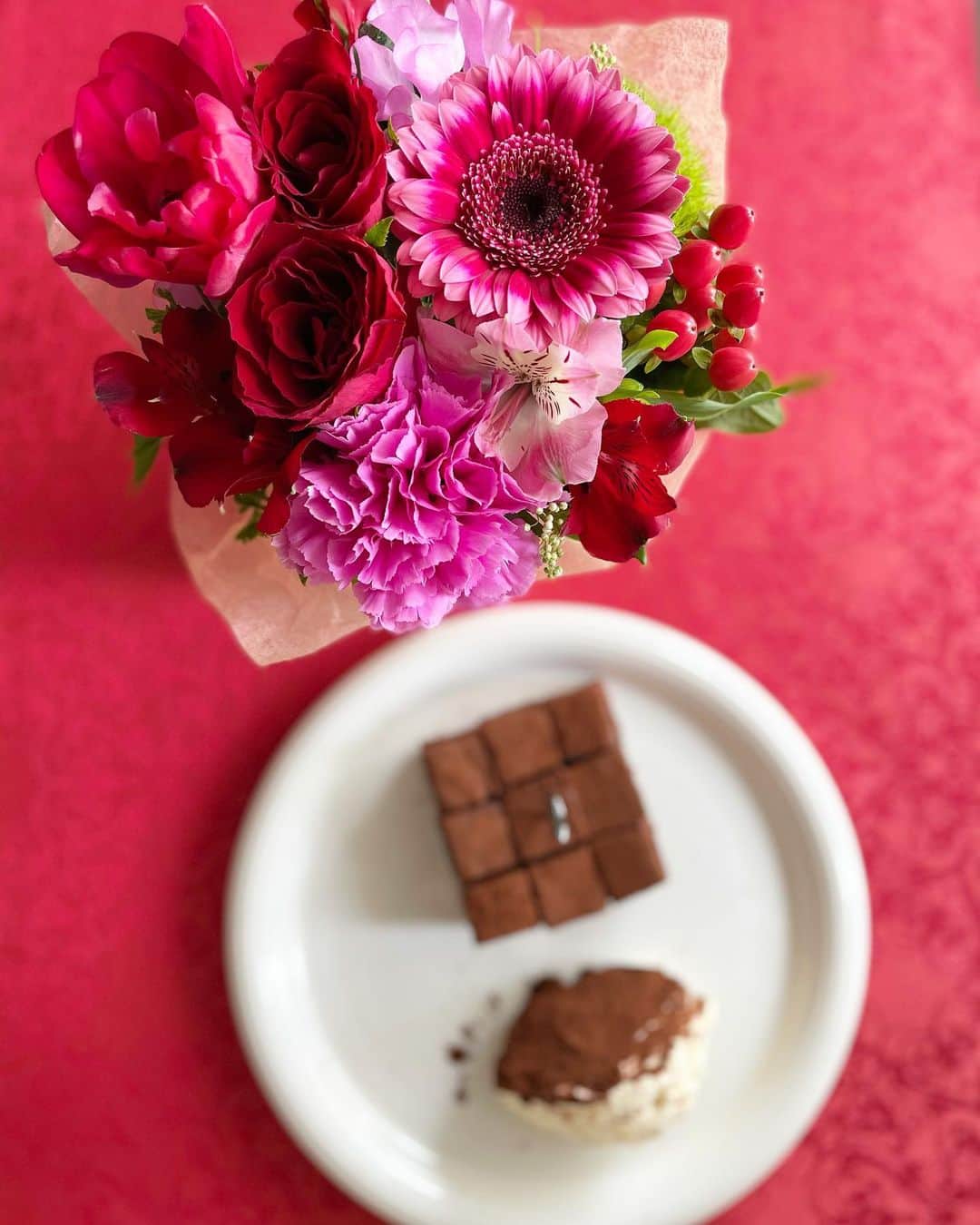 曲渕伊代のインスタグラム：「Happy Valentine's Day🍫❤️ 毎年恒例の石畳み生チョコと 今年はマスカルポーネ感強めの濃厚ティラミスも👩‍🍳 . #happyvalentinesday  #生チョコ　#ティラミス」