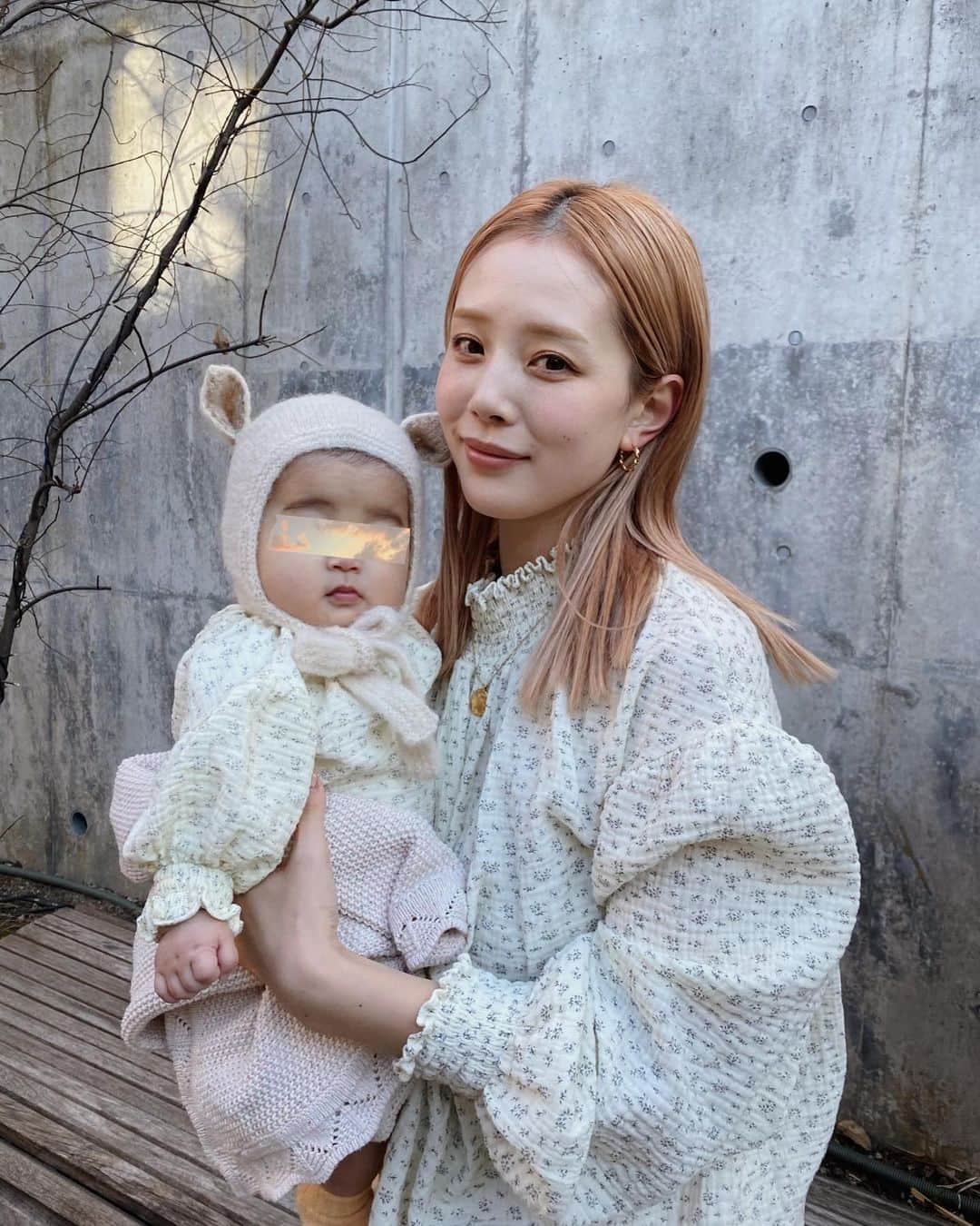 目見田早弥子のインスタグラム：「🐑🤍 次女とツーショット撮ってもらった♡ 次女の握った右手に注目.. クリームパン🥺💗（笑）」