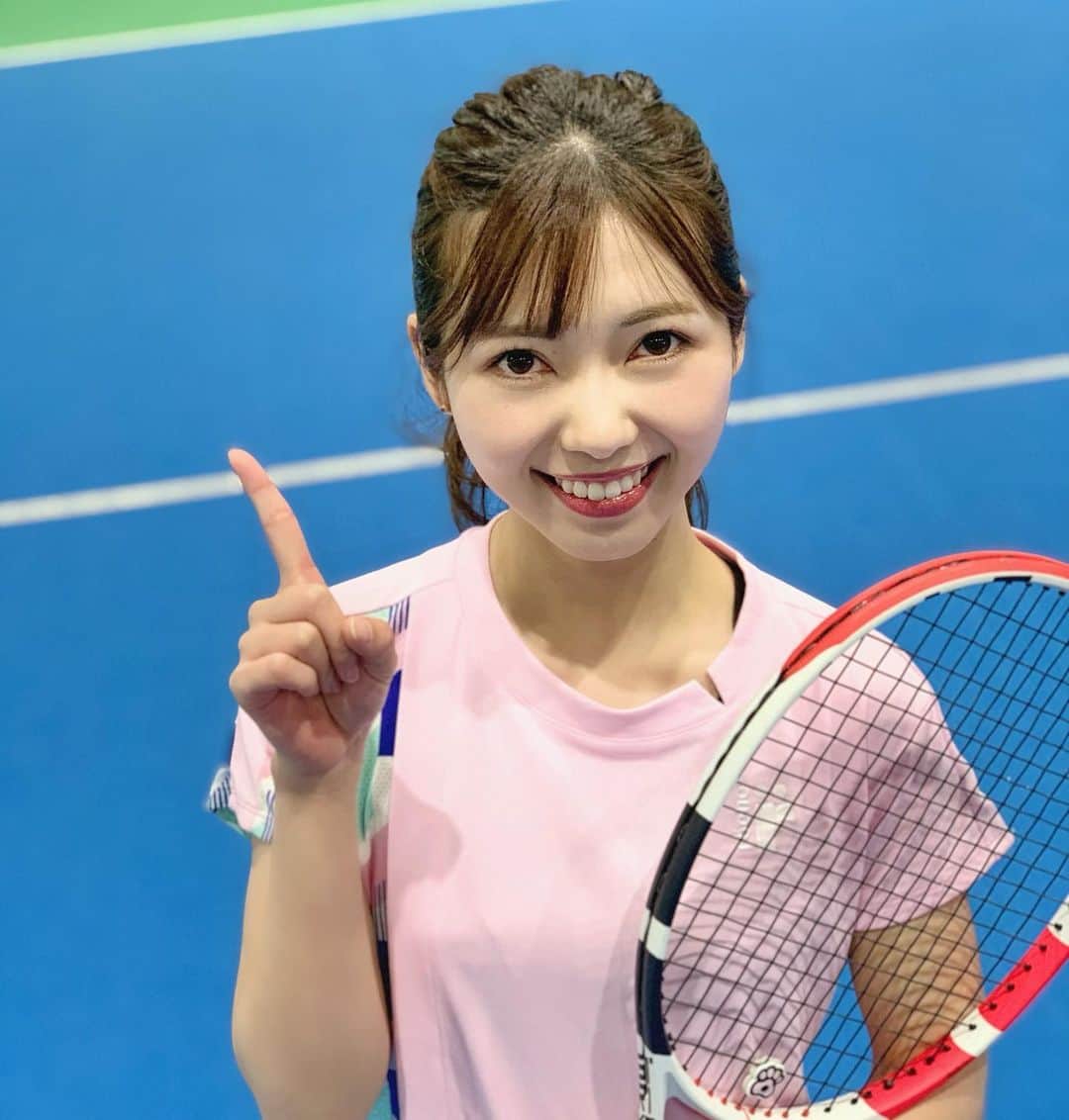 川又智菜美のインスタグラム：「🤎ハッピーバレンタイン🤎﻿ ﻿ ウェアのピンクがちょっとだけ﻿ バレンタインっぽいかな？と思い﻿ この写真をチョイスしました😂💕﻿ ﻿ いつもはそんなにチョコレートを﻿ 食べない方なのですが、この時期は﻿ 美味しそうなチョコを売っていたり﻿ いただいたりするのでいっぱい食べてしまいます😋🍫﻿ ﻿ こちらの写真💁‍♀️ スタテニのYouTubeをみてくださった方は﻿ わかるかと思いますが、﻿ こちら「因みに智菜美です☝️」ポーズです🤣﻿ ﻿ 私の強化塾もストローク編、ボレー編ときて﻿ とうとうサーブ編が本日公開となりました🌟﻿ ﻿ 1番苦手意識があるのでサーブで、﻿ しかもこの時ちょうど迷走を﻿ 極めている時期でして😭😭😭﻿ ポンコツっぷりを露呈して﻿ お恥ずかしい限りなのですが﻿ その分伸びしろいっぱいだ！！と思って﻿ 練習がんばります✊🔥﻿ ﻿ 貴男さんに教わった方法は﻿ 体重をどこに乗せればいいのか﻿ どう乗せれば良いのか？わからない私に﻿ ぴったりな方法でしたので﻿ 同じお悩みを抱えている方はぜひ試してみてください🎾﻿ ﻿ 動画を見るにはYouTubeで﻿ 【スターテニスアカデミー】で検索してください🔎﻿」