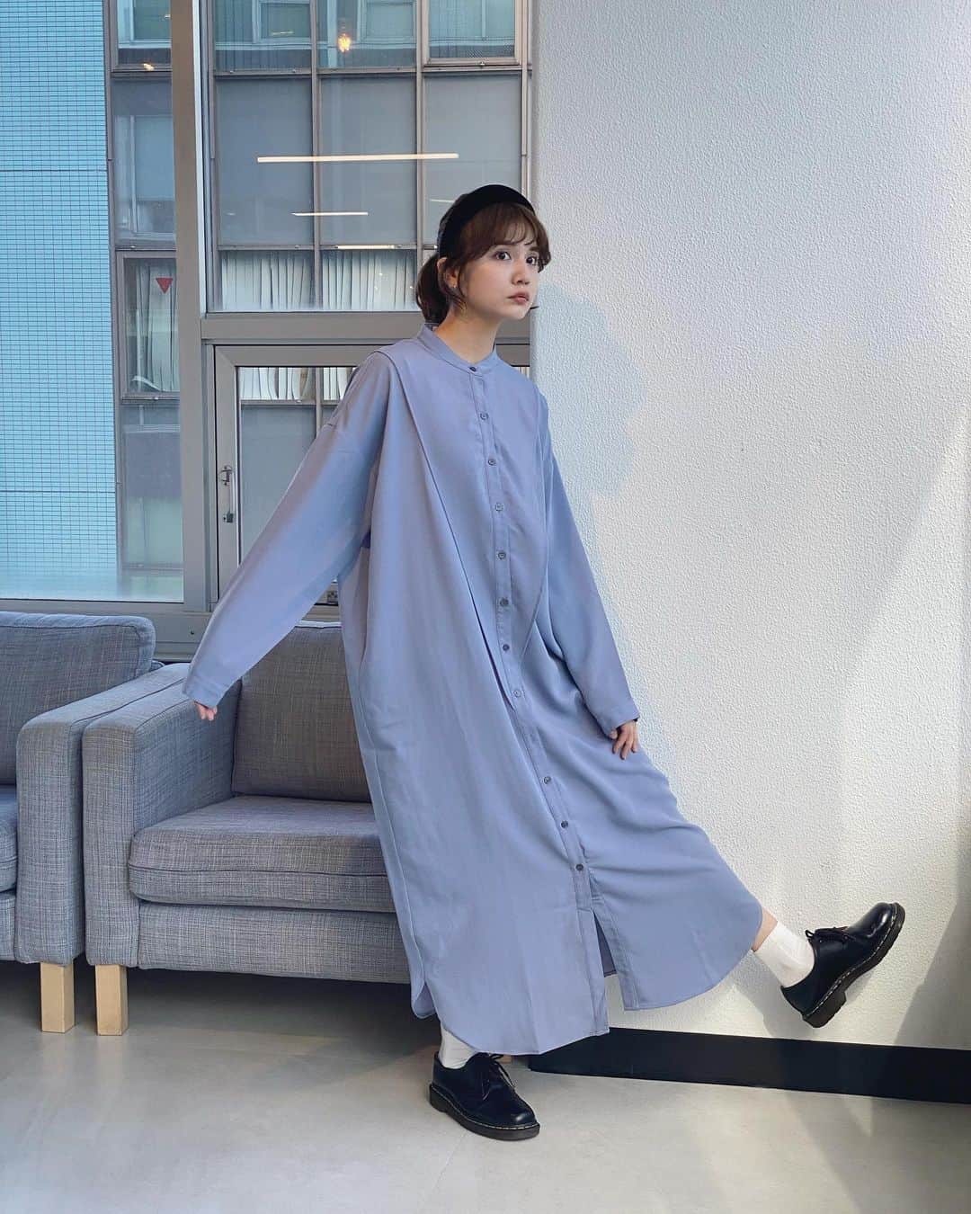 村田倫子さんのインスタグラム写真 - (村田倫子Instagram)「青に塗れてる日。🐬🐬🐬 ゆるんずるんなシャツワンピかわいい。  #りんこーで shirt @auntmaries.official  shoes @drmartens_japan」2月14日 16時09分 - rinco1023