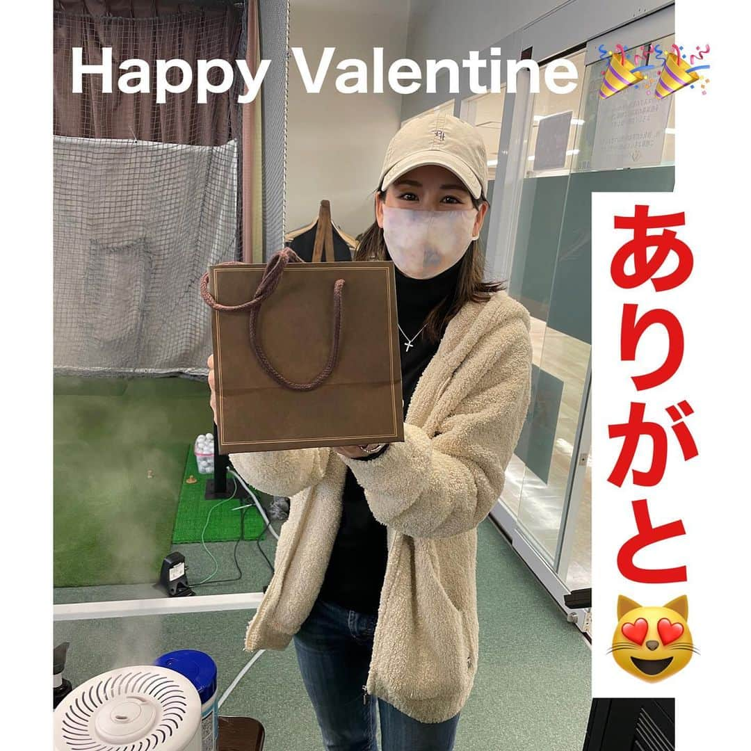 三浦辰施のインスタグラム：「ありがたいね〜🤗 嬉しいね〜😻 「お返しはドライバーで🎉」 って言われなかったよな？笑  @erika._.k89  @pleasuregolf   #バレンタイン #桒原えりか #ありがとう  【#たむプロ】 【#三浦辰施】 【#PleasureGOLF市が尾】 【#自然体スイング】 【#インドアゴルフ】 【#シミュレーションゴルフ】 ・ 【#ティーチングプロ】 ・ 【#アルチビオ】 【#archivio】 【#AzasGolf】 【#razzledazzle】 【#Bushnell】 【#YouTube】 ・ 【#タイガーウッズ】 【#松山英樹】 【#石川遼】 【#渋野日向子】 ・ 【#ゴルフ】 【#golf】 ・ 【#ゴルフレッスン】 【#ゴルフスイング】 【#ドライバーショット】 【#アイアンショット】 【#ゴルフ女子】 【#ゴルフ男子】 【#インスタゴルフ】  ・  【#猫好きさんと繋がりたい】」