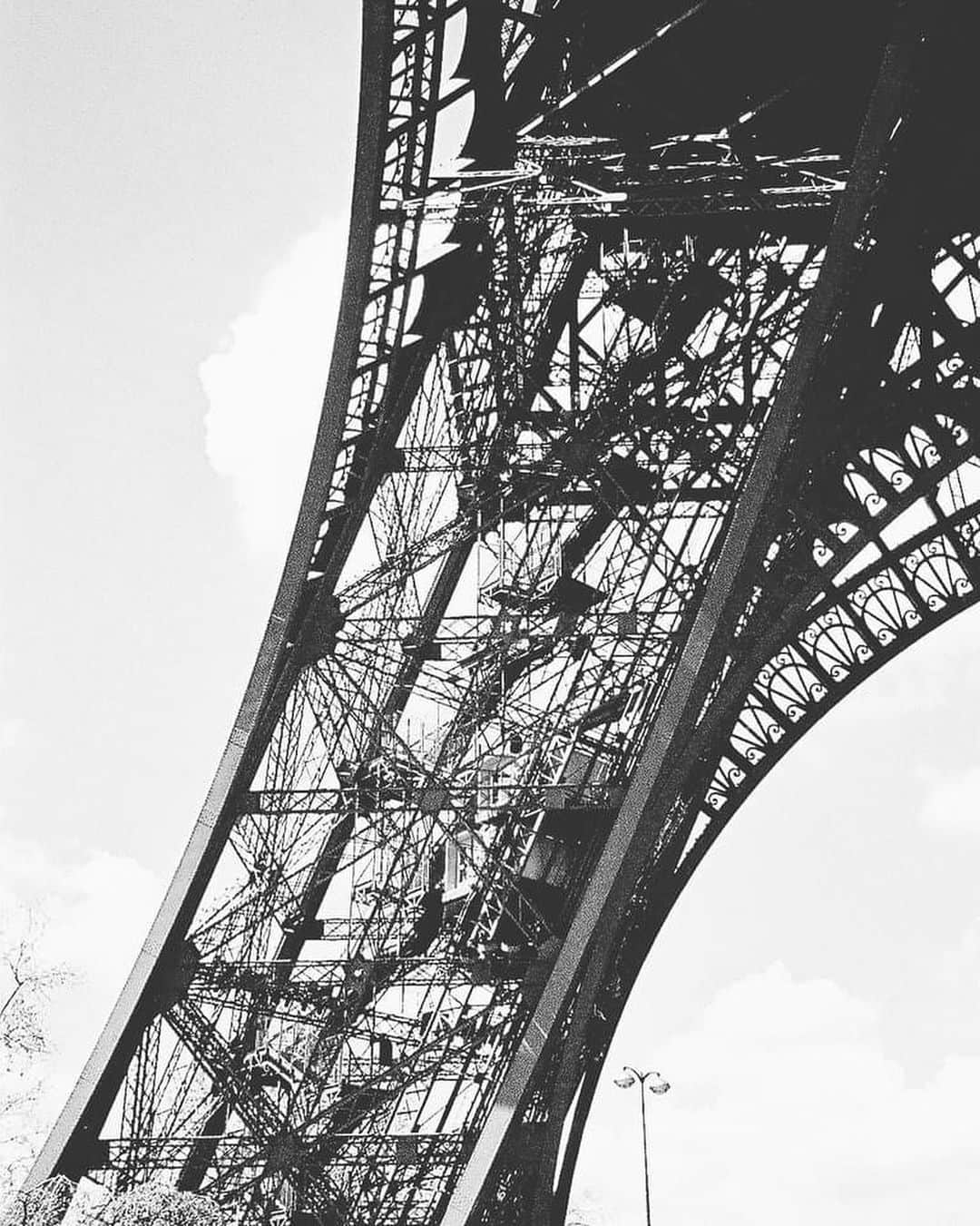 伊藤瑞貴建築設計事務所のインスタグラム：「写真を整理していたら、約20年の一人旅の写真が出てきた。  何百枚と撮影した中の唯一の自分入り写真。  あまりのガリガリ具合に大爆笑！ そして、自分を戒めるために投稿します！  ならすと1kg/年ずつ増えてますね・・・笑」