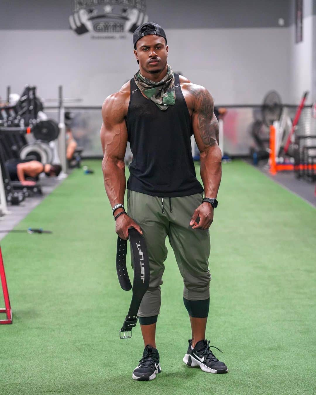 Simeon Pandaさんのインスタグラム写真 - (Simeon PandaInstagram)「New state same routine, find gym, get busy 😤💪🏾   👉You can download my training programs at simeonpanda.com  🏠 I want to help you train AT HOME!  Visit my YouTube Channel:  YouTube.com/simeonpanda Plenty of FREE home routines 👊🏾  💊 Follow @innosupps ⚡️ for all the supplements I use 👌⁣⁣⁣⁣  #simeonpanda #independencegym」2月14日 16時24分 - simeonpanda