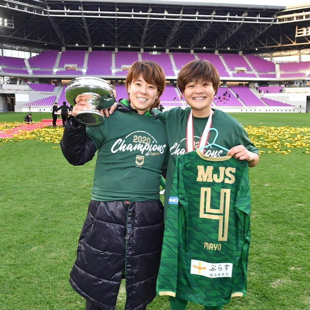 東京ヴェルディさんのインスタグラム写真 - (東京ヴェルディInstagram)「Happy Valentine’s Day💚⚽️﻿ 今年は選手のユニ撮影がまだのため、可愛いハートポーズをおさえられませんでした、、、🙇‍♀️﻿ ﻿ なので、“ベレーザで1番”と言っても過言ではないスイーツ女子、マヨの手作りスイーツの写真をお届けします！﻿ お菓子作りのポイントは「いつも作っているので感覚です！あとは、味見をして、そこで食べた気持ちになること。みんなが、美味しいと言ってくれるのでまた作っちゃいます（笑）」だそうな🍫﻿ ﻿ ﻿ ﻿ #beleza #ベレーザ﻿ #日テレベレーザ﻿ #日テレ東京ヴェルディベレーザ﻿ #東京﻿ #tokyo﻿ #土光真代﻿ #バレンタインデー #バレンタイン #バレンタイン手作り﻿ #スイーツ女子 #お菓子作り」2月14日 16時25分 - tokyo_verdy