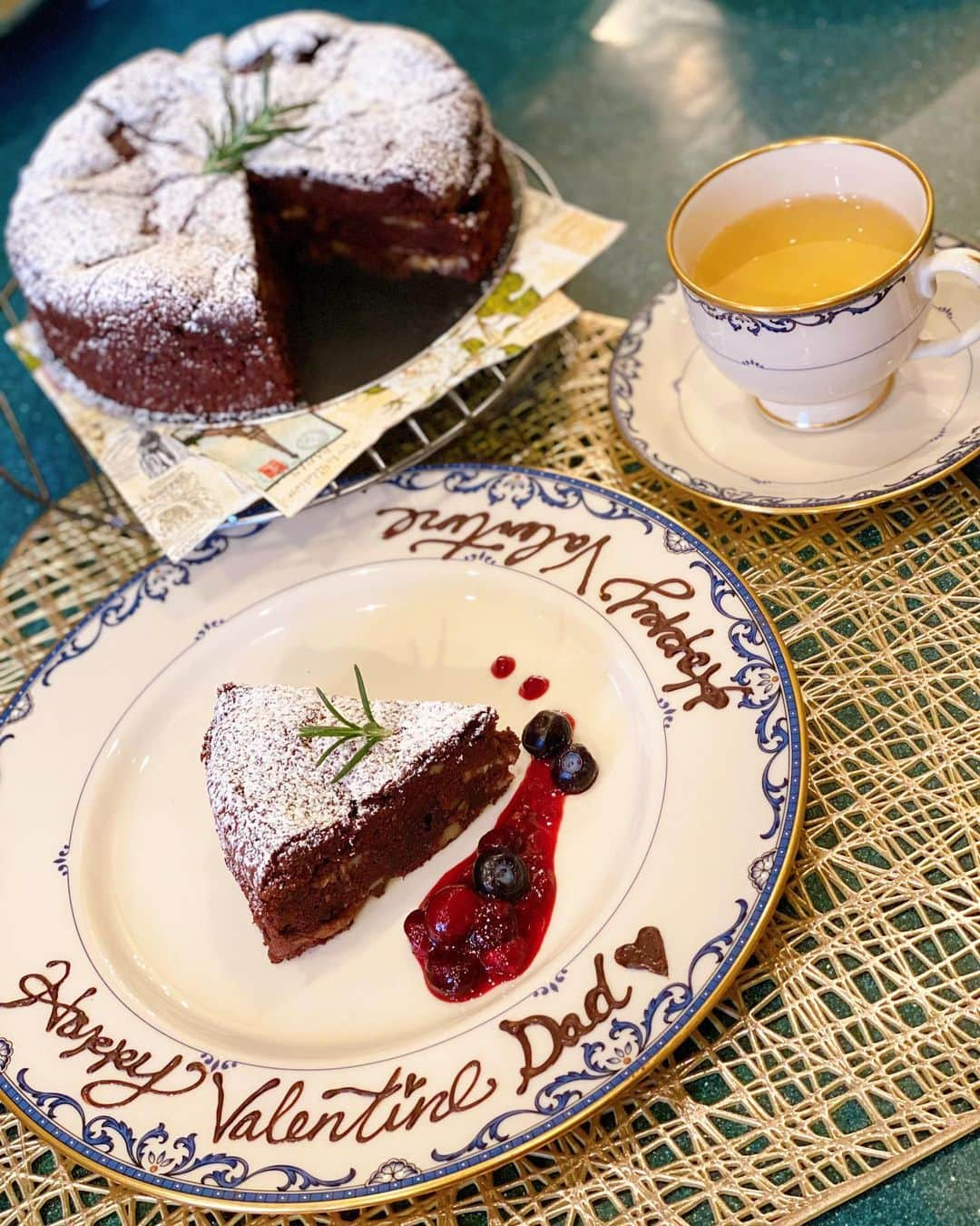 小野寺結衣さんのインスタグラム写真 - (小野寺結衣Instagram)「・﻿ ﻿ 🤎🍫💓🍫🤎🍫💓🍫🤎🍫💓﻿ 　﻿ ﻿ Happy Valentine's Day ！﻿ ﻿ ﻿ 今年は父にちゃんと作りました👴🏻﻿ バナナと胡桃入りのガトーショコラ🍫﻿ ﻿ ﻿ アメリカでは男性から女性に感謝を伝える日﻿ なので留学友達のインスタはそんな投稿で﻿ キラキラ‥🥺🌹✧.*·﻿ 父はアメリカ生活が長かったのに﻿ そんなサプライズは一度もない！笑 でも健康でいてくれるだけで感謝🤲﻿ はぁ、アメリカに住みたいなぁ〜‥🇺🇸﻿ ﻿ ﻿ ﻿ みなさんは恋人と過ごしてるのかなー♡⃛﻿ 素敵な日曜日をお過ごしください😚♪﻿ ﻿ ﻿ ﻿ ﻿ #HappyValentinesday #🍫 #🥣﻿ #チョコレートケーキ  #おうちカフェ #ガトーショコラ #ケーキ作り﻿ #手作りケーキ #小野寺家の食卓 #お皿に文字を書くのが1番難しかった 𓈒𓏸 笑﻿ 市販のチョコペンは太すぎるので #コルネ という円錐状のものを手作りして書きました✐☡ ﻿ ﻿ ﻿ ﻿」2月14日 16時18分 - yui_onodera0831