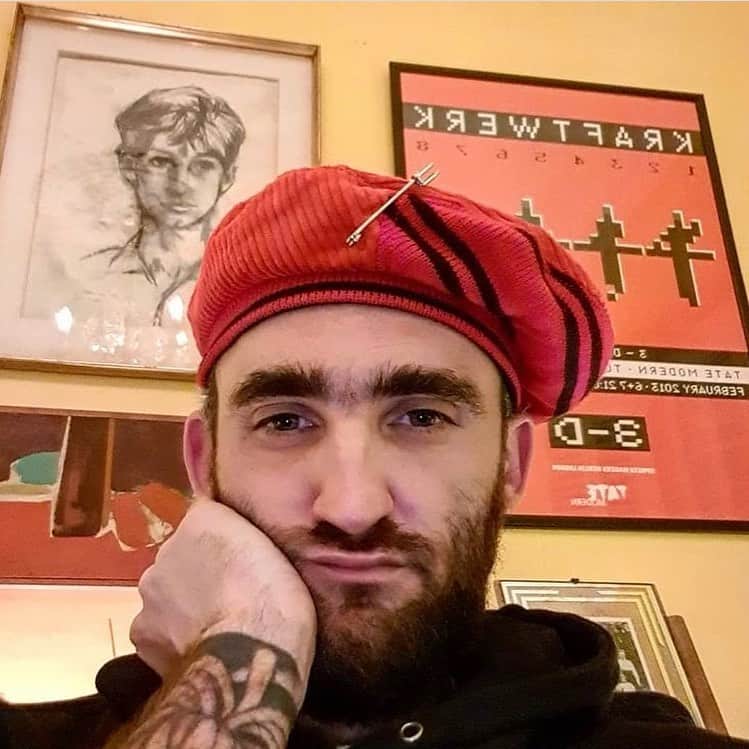 のインスタグラム：「The super talented artist @jatelford looking gorgeous in a Bernstock Speirs beret.  Suits you! ❤️ #beret #teddy」
