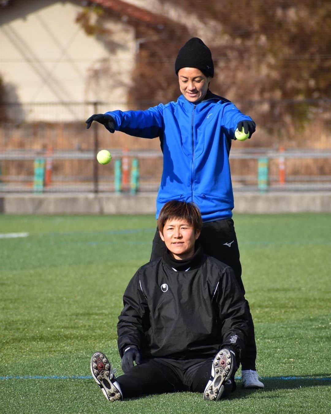 近賀ゆかりのインスタグラム：「⚽️ またこの人と一緒に戦えることになりました。 心強いです。  明日からついに2021シーズン始動します‼︎頑張ります‼️ 応援よろしくお願いします。  #古友 #フルトモ #こんな言葉あるのかな #福元美穂  #サンフレッチェ広島 #広島 #weリーグ #weリーグを盛り上げよう」