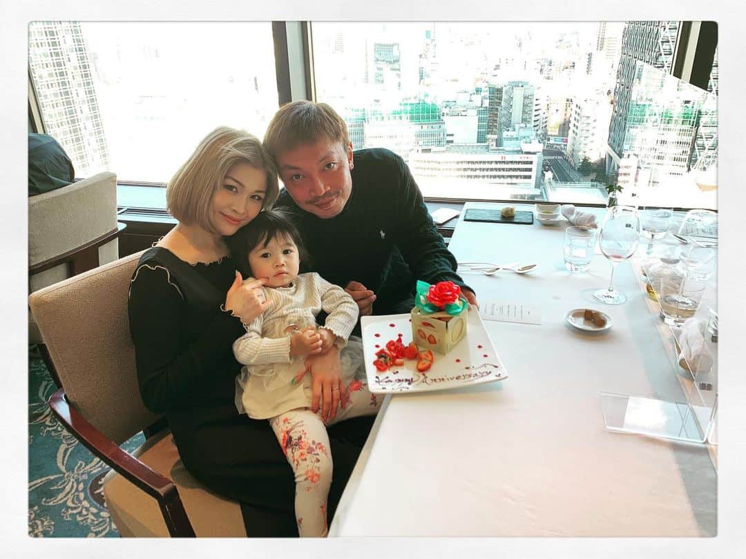 HARUKA MUTOのインスタグラム：「Happy Anniversary🎂💍  先日2/1に3回目の結婚記念日を迎えました✨　  お祝いでCuisine ESTさんにてランチ🍽 とーっても美味しくって幸せ時間だったぁ💓  去年1年で家族の絆がより深まったと思う🌹 これからも夫婦で力合わせて頑張っていこうね👨‍👩‍👧  いつもありがとう♡  #weddinganniversary  #lovemyfamily #結婚記念日」