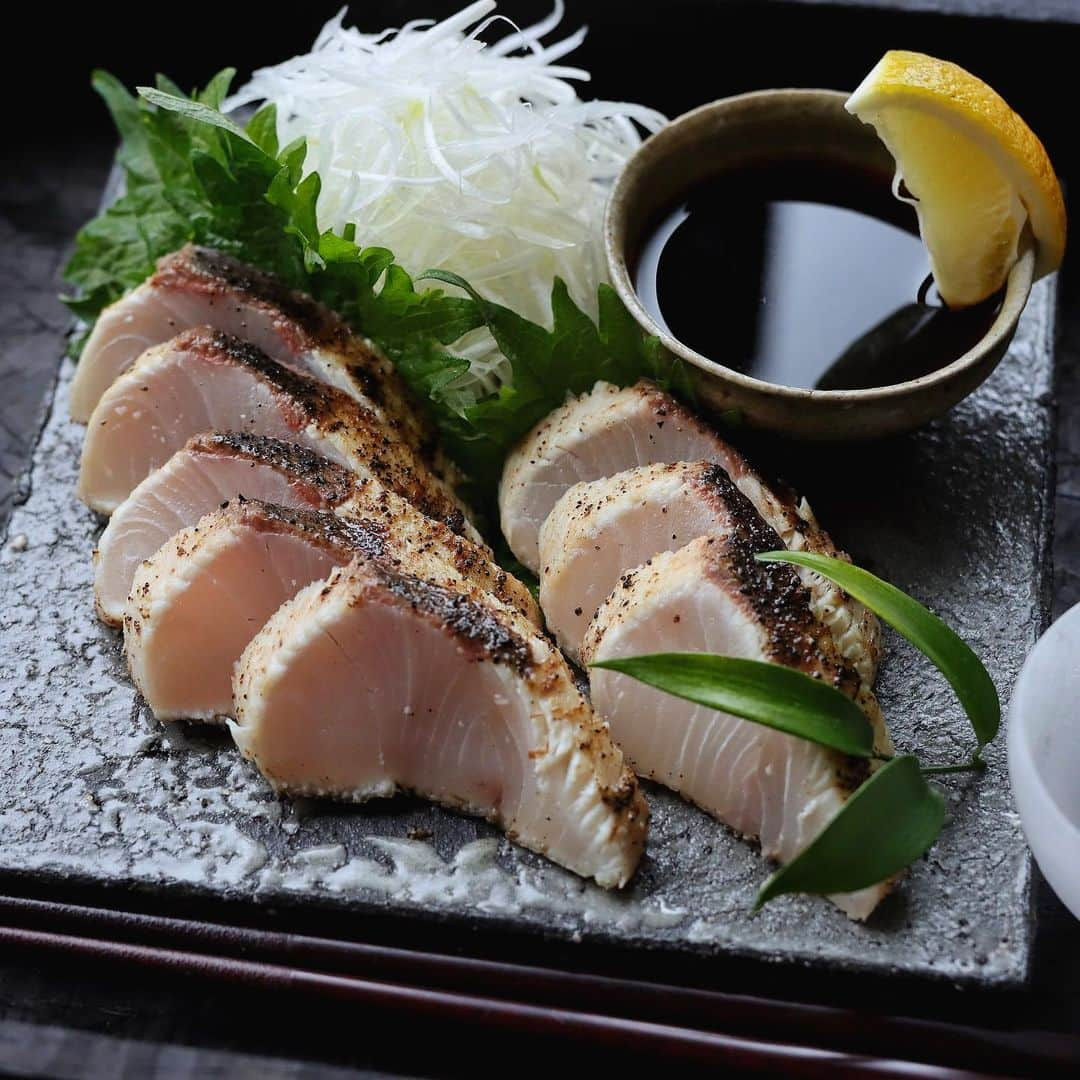 のん ◡̈*のインスタグラム：「・ ・ 先日の週末はカンパチとホタテ三昧ご飯でした🐟  家族総出でホタテをさばいたり 新鮮さを生かしたお料理を考えたり 楽しくて美味しくて❤️ ついついお酒も飲み過ぎちゃった😆🍺  作ったお料理は・・・🐟🐟🐟  ⏩炙りカンパチ/私作 藻塩とブラックペッパーをすりこみバーナーで炙りました。 甘辛醤油ダレを作ってわさびとレモンで🍋 お酒がすすみます！  ⏩カンパチの漬け丼/夫作 一晩タレに漬け込んだカンパチに 大葉、納豆、長芋とろろ、卵黄を合わせて。 安定の美味しさ😆  ⏩ホタテの網焼きバター醤油/私作 日本酒とバターで焼いてお醤油をひとまわし。 仕上げにブラックペッパーをがりがりしました。 貝に残った出汁は捨てずにパスタソースに/夫作 濃厚な貝だしが麺にからんで美味しすぎました😍  ⏩カンパチのレアフライ/夫作 お刺身用のカンパチ半身をそのまま どーんとワイルドにフライ！！ 柴漬けタルタルを添えて。 このレア感凄い✨ ちょっと尊敬🤫  その他にも ホタテのクリームコロッケ/夫 貝柱のお造り/夫 海鮮トマト鍋/私 と、色々なお料理を作りすべて完食♫ 夫の手際の良さと、子供達のお手伝いに感謝感謝の 大満足週末おうちごはんでした❤️   コロナ禍で水産物の出荷量や価格が落ち込み 生産者さん、問屋さん、販売者の方々が 困窮していることを知りました。  私に今出来ることは買って食べて応援すること！！ 少しでもお力になりたくて 「海の恵み 食の底力 JAPAN」@sakanaouen2020 プロジェクトに参加しました。  #海の恵み食の底力JAPAN #日本の水産物を食べて応援  こちらのタグにご参加いただくことで 水産漁業とその関係者のみなさんへの 実利的かつ精神的な応援に繋がります✨  日本の水産物を食べてエールを届けましょう！  頑張れ日本の食を支える人達！！  日本の美味しいを食卓から応援します📣💕  #丁寧な暮らし #心はぐくむごはん #おうちごはん #おうち時間 #コロナに負けるな #朝ごはん #昼ごはん #おうちごはんlover #和食 #和食器 #うつわ #器 #家庭料理 #カンパチ #ホタテ #たたき #網焼き #魚介  #てづくりごはん365 #漬け丼 #igersjp #wp_deli_japan #instafood #pr」