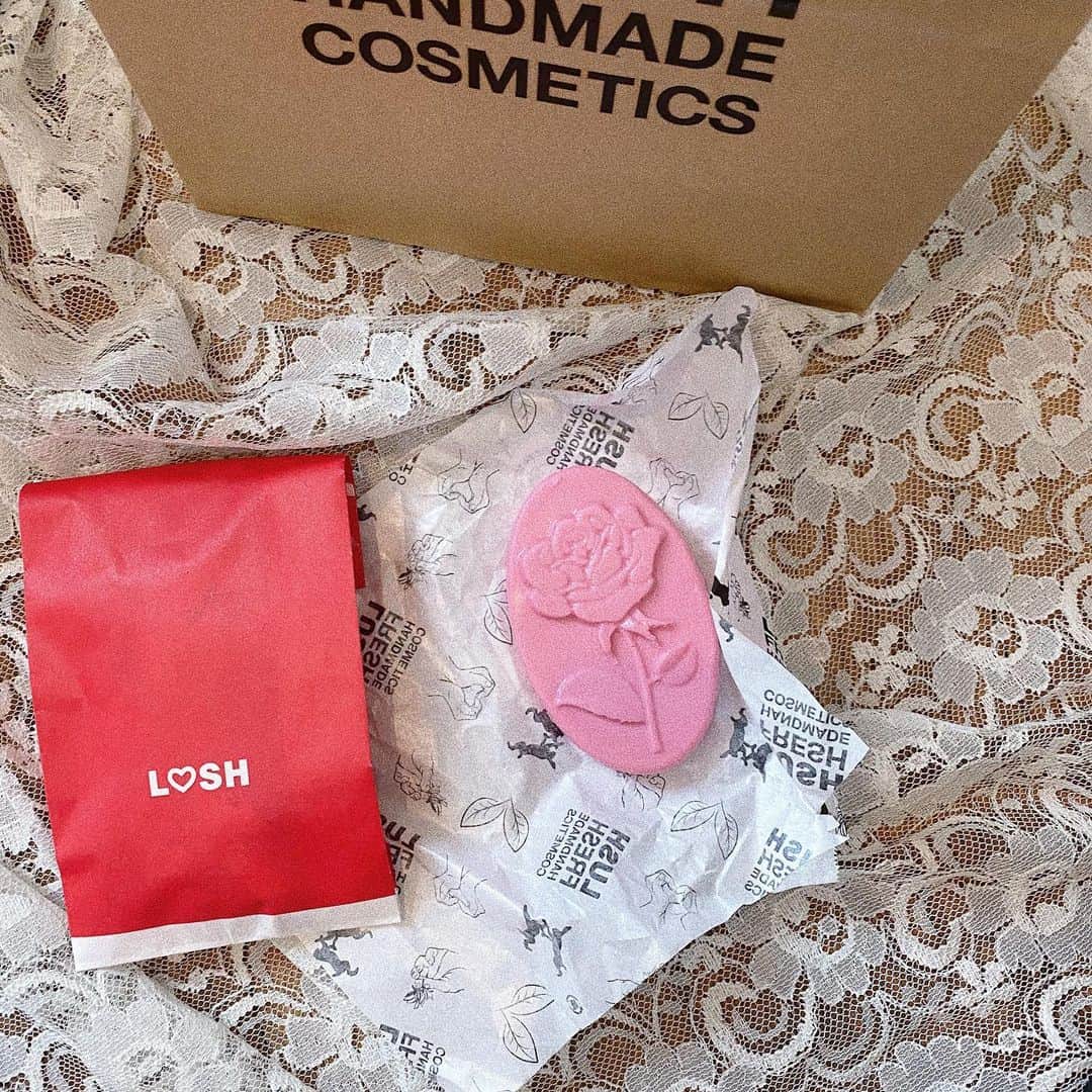 中島奈津希のインスタグラム：「❤️❤️❤️﻿ ﻿ ﻿ ﻿ ﻿ ﻿ わーーーーーーーい😍😍﻿ ﻿ お姉(@nakajima_ayano )から﻿ #バレンタイン もらった😍😍💭🎁﻿ ﻿ ﻿ ﻿ ﻿ #lush (@lushjapan )の﻿ マッサージバームで﻿ 手の温度で溶かして使うんだって🤫❣️﻿ ﻿ ﻿ ﻿ ﻿ 使うのめちゃくちゃ楽しみだ😍😍﻿ ﻿ ☁️☁️☁️☁️☁️☁️☁️☁️☁️☁️☁️☁️☁️☁️☁️☁️﻿ #中島姉妹　﻿ #valentine#valentineday ﻿ #ラッシュ#マッサージ#プレゼント」