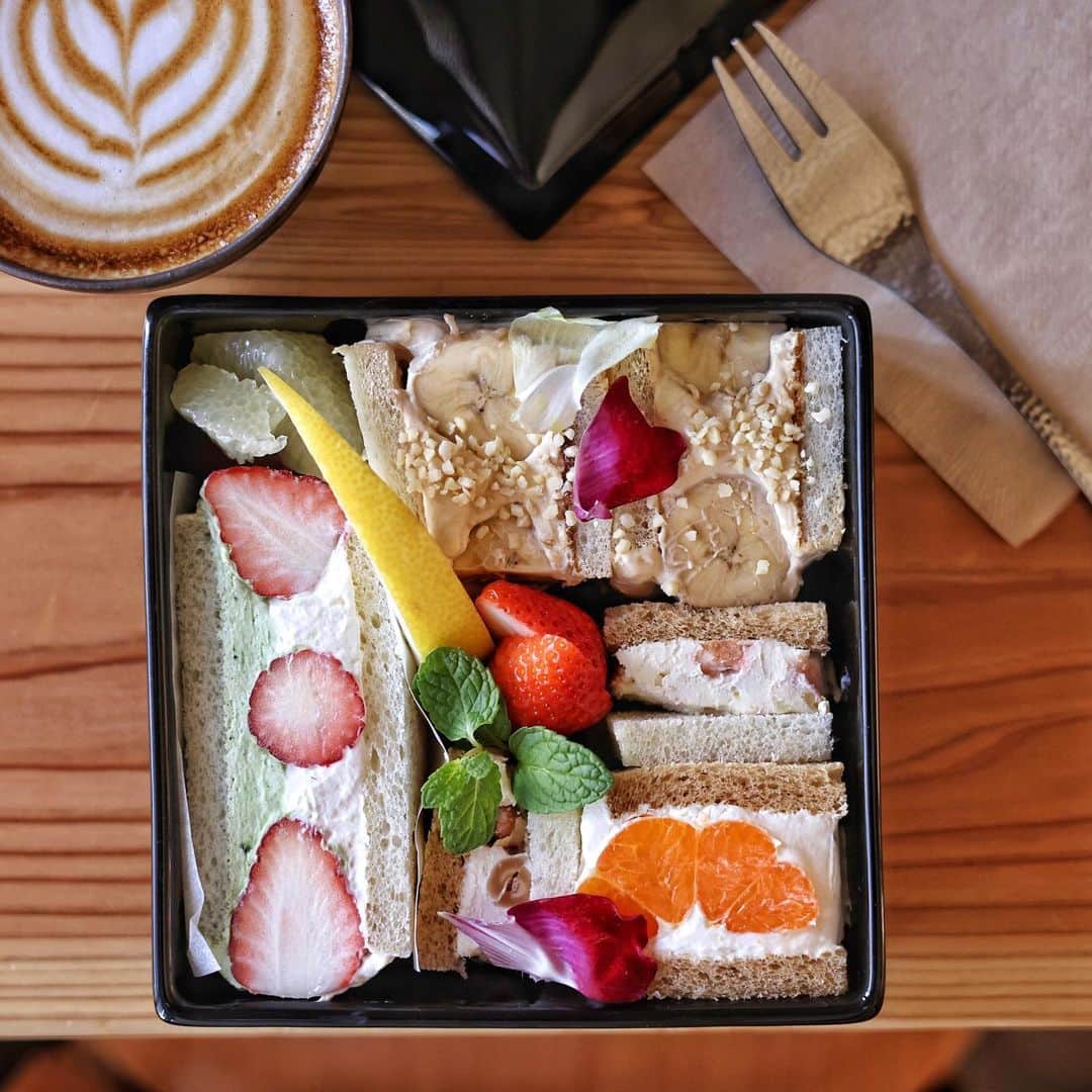 きょん。さんのインスタグラム写真 - (きょん。Instagram)「.  .  The Unir coffee senses  Hanako.tokyoさんで連載中 カフェノハナシ in KYOTO。  第八十三回目は京都を代表する スペシャルティコーヒーブランド＜ウニール＞の フラッグシップショップ @the_unir_coffee_senses 。  お重に詰まったフルーツサンドや、 全集中でいただきたい たまごサンドを掲載しております。  詳しくは Hanako.tokyo @hanako_magazine の WebページをCheak!  #TheUnircoffeesenses #unir#ウニール#kyoto #hanako#hanakoinkyoto」2月14日 16時28分 - kyon_tokiiro