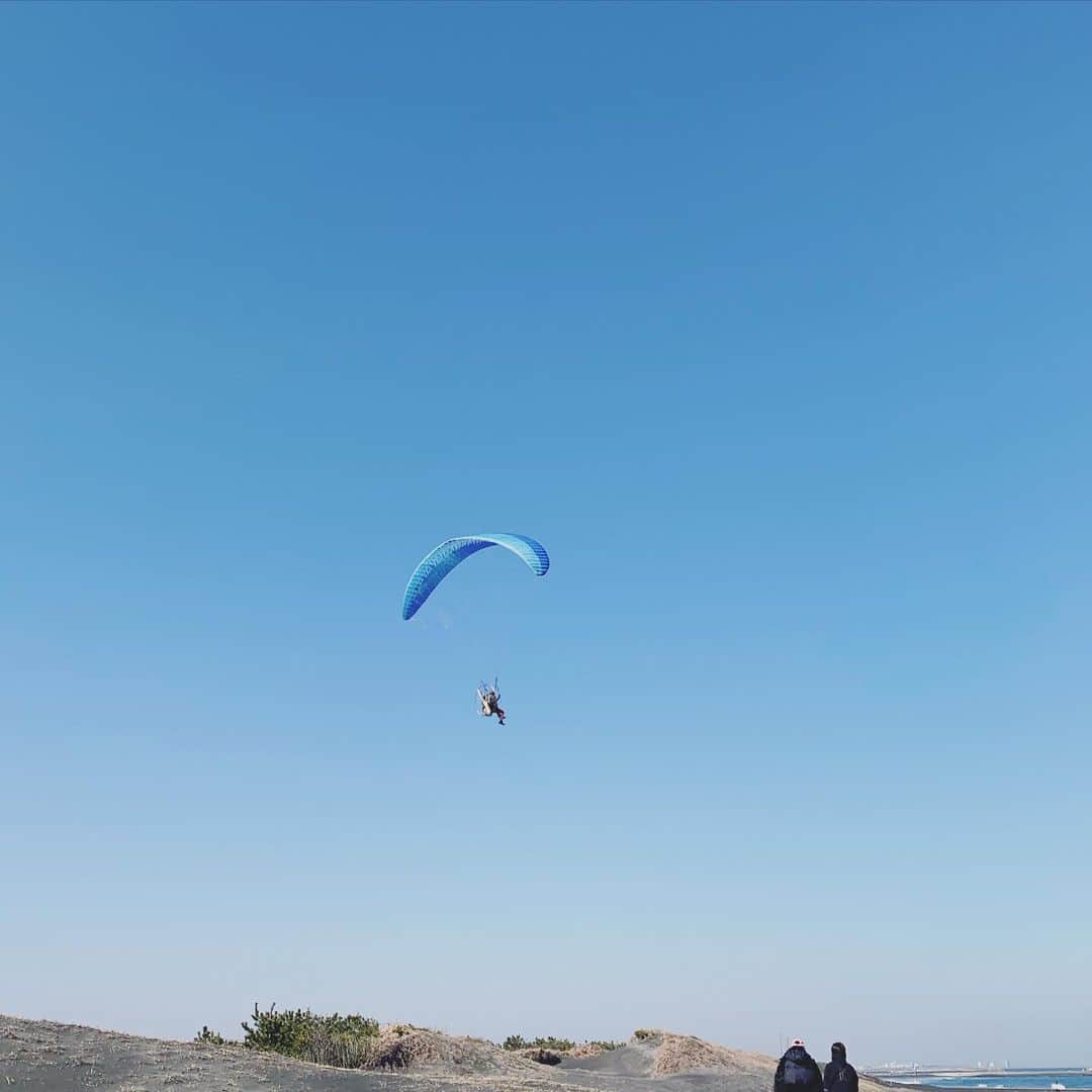 山本真由美のインスタグラム：「. . 🪂➰☁️ . . どこまで飛んでゆこうかー #sea #sky #nature  #surf #wind #japan  #photography #camera  #moment #likeforlikes」