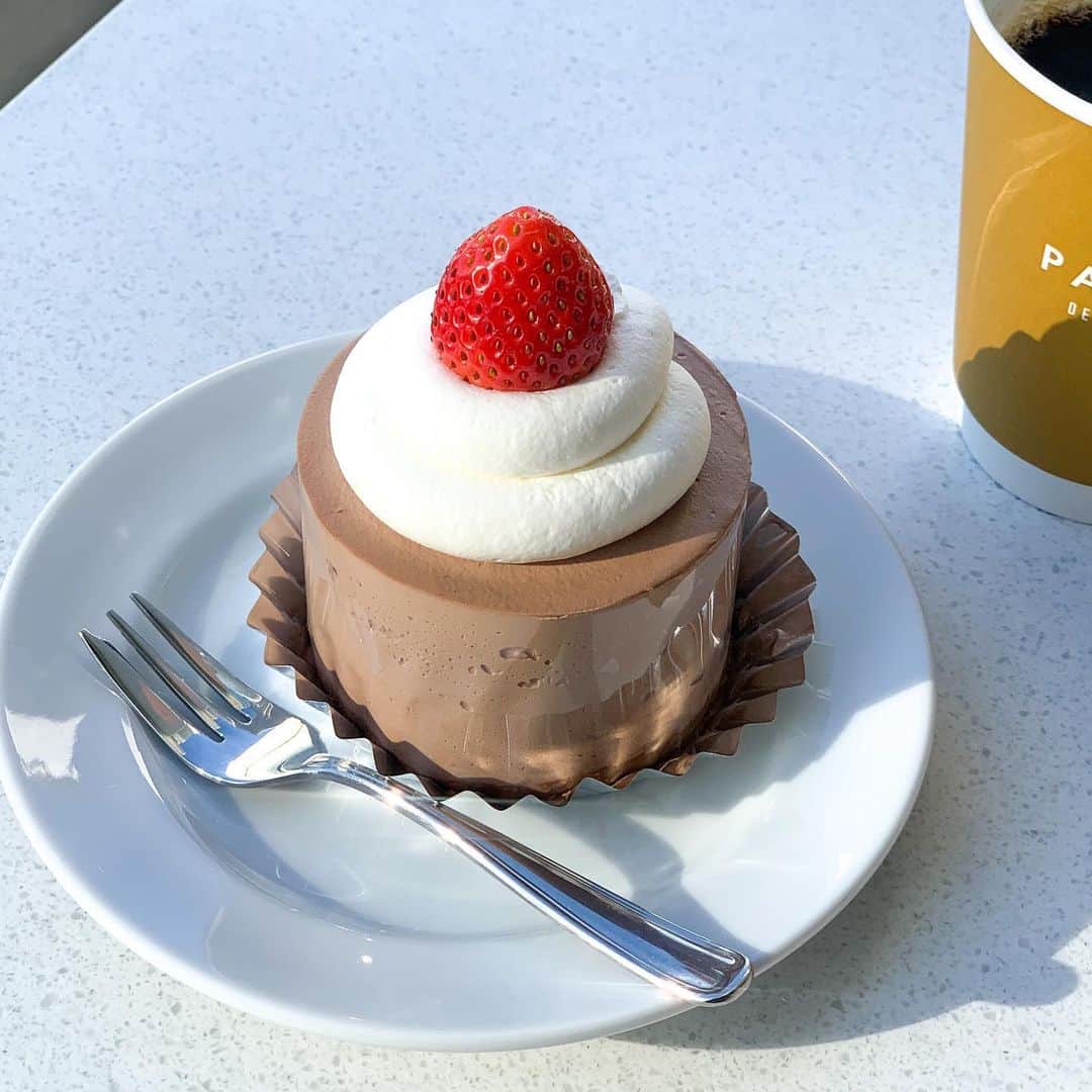のインスタグラム：「﻿ 【 PARIYA／パリヤ 】﻿ ﻿ Happy Valentine's Day🍫 ❤︎⑅*﻿ ﻿ ■ストロベリーチョコレートショートケーキ﻿ 　ドリンクバー付き／1,280円(税別)﻿ 　※期間限定／数量限定﻿ ﻿ 甘すぎず重すぎず大好きなショートケーキ✧*﻿ ギリギリ食べられて良かった⸜(๑⃙⃘’ᵕ’๑⃙⃘)⸝⋆︎*﻿ ﻿ ﻿ ୨୧･･･････････････････････････････୨୧﻿ ﻿ PARIYA 各店舗で販売﻿ 詳しくは、 @pariya_official ﻿ ﻿ ୨୧･･･････････････････････････････୨୧﻿ ﻿ ﻿ ﻿ #ショートケーキ #東京グルメ #カフェ巡り  #カフェ #東京カフェ #スイーツ #おやつ #カフェスタグラム  #甘党 #スイーツ部  #日本橋 #日本橋カフェ #ケーキ #パリヤ #pariya #pariya青山 #表参道カフェ #表参道 #横浜カフェ #instacafe #teatime #tokyocafe #cafestagram﻿ #yvanvalentin #chocolate #chocolatecake」