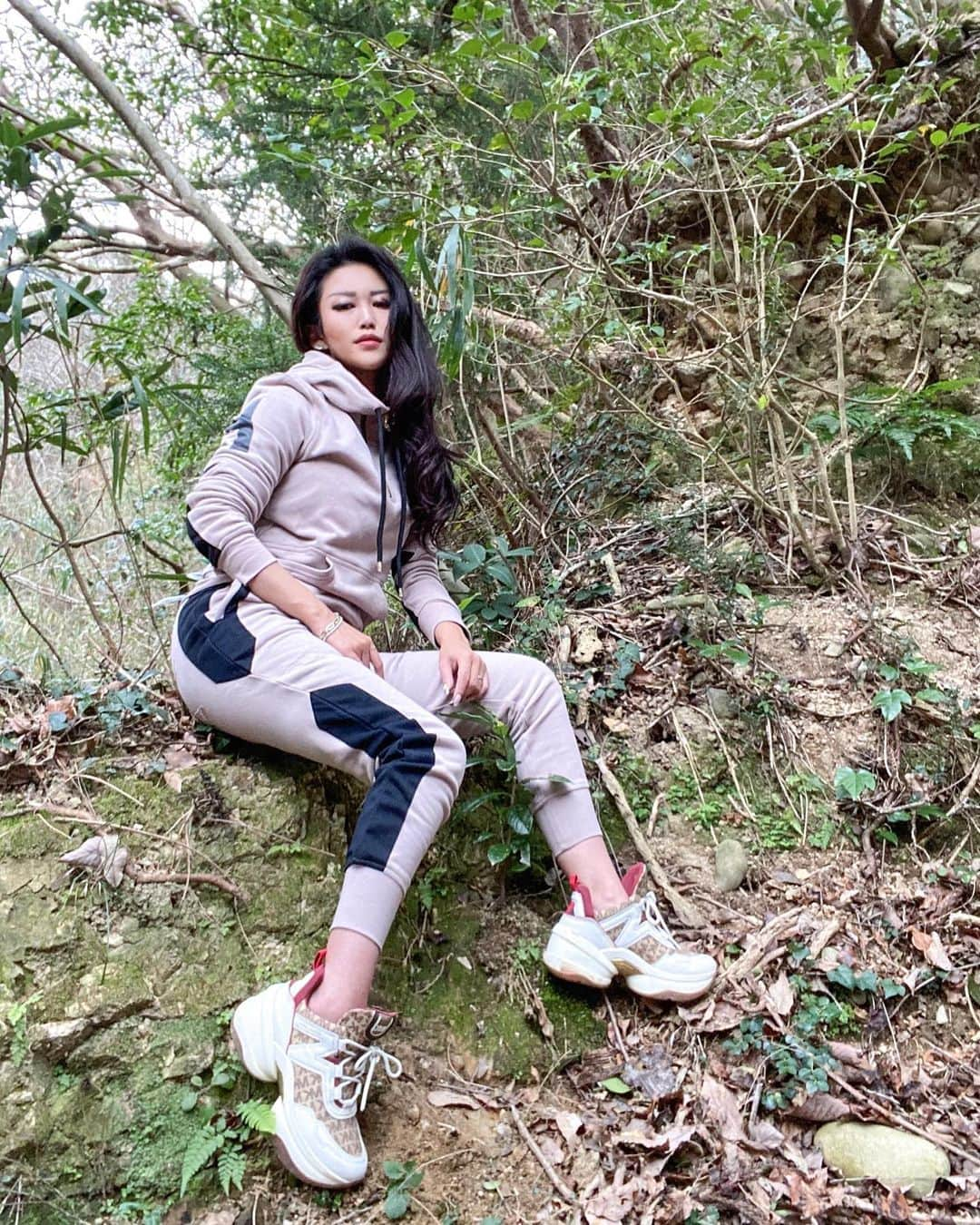 AYAMEさんのインスタグラム写真 - (AYAMEInstagram)「#ellypistol#sportswear#loungewear#casual#sneaker#nature#ootd#photogenic#longhair#blogger#bloggerlife#bloggerstyle#ロングヘア#スニーカー女子#セットアップ#セットアップコーデ#ビジョスニ」2月14日 16時40分 - l.ayame