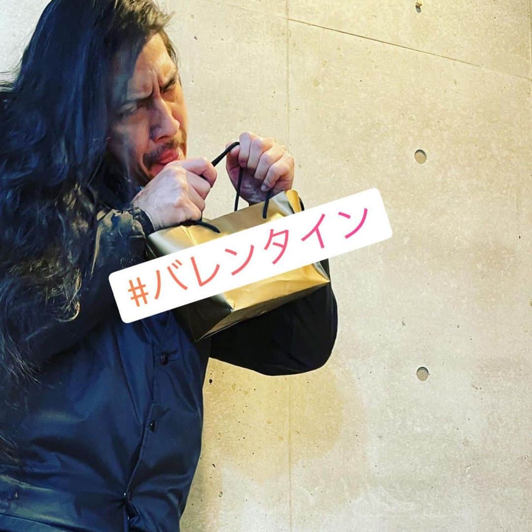 宮島三郎のインスタグラム：「モテすぎる男、俺です。 事務所に黄金のおチョコを届けて頂きました。 コンクリートジャングル東京、わたくしは癒しを頂きました。 ありがとうございます！ 余震には皆様ご注意ください」