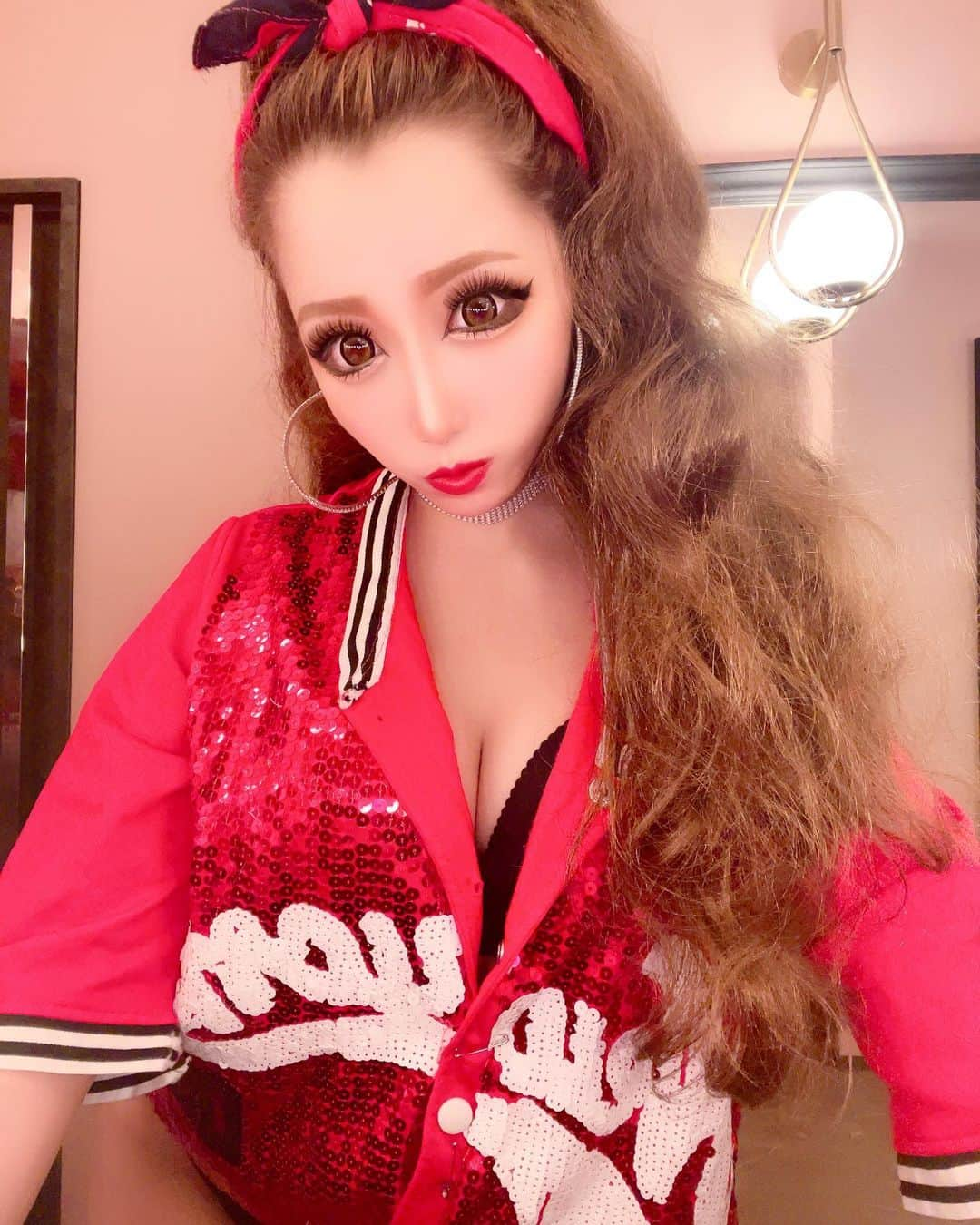 Momokaのインスタグラム：「Happy Valentine🍫♡  普段は大切な人に恥ずかしくて 言えない素直な気持ちも 今日は伝えてみようネっ😌⭕️  想いを伝える大切な日だヨ😌💝  たくさんの女の子の素敵な恋が 実りますように🙏❤️  Have a nice day!!🤍💙  ✔︎14.15.16はMomokaお休みです🙏  #utage #宴 ##札幌クラブ #クラブ #ナイトクラブ #札幌 #すすきの #夜遊び #クラブ #utagesapporo #gogodancer #gogo #susukino #sapporo #hokkaido #nightclub #nightout #nightlife #allmix #club #party #event  #ギャル #バレンタインデー #素敵な #恋が #実りますように」