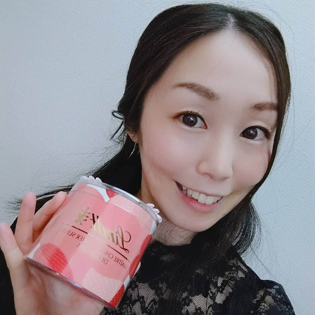 悠木あやねさんのインスタグラム写真 - (悠木あやねInstagram)「チョコレート万歳ヽ(=´▽`=)ﾉ  LindtとDEMEL😍😍😍 DEMELは期間限定の商品らしく、大好きなウィスキーが練り込まれたチョコレート🍫  エンドレスで食べていたいわぁ〜(*´艸｀*)💕  #DEMEL #デメル #洋酒のトリュフ #期間限定 #ウィスキー #アイリッシュクリーム #リキュール #リモンチェッロ #レモン #ブランデー #アマレット #アンズ #チェリー #モモ #カルヴァドス #アップルブランデー #デメルジャパン  #Lindt  #バレンタインデー は女性に贈り物を😉🌹  #悠木あやね #AyaneYuki #YukiAyane #유우키아야네 #カプセルエージェンシー #capsuleagency #AV女優 #セクシー女優 #アダルト女優 #女優 #モデル」2月14日 16時47分 - yukiayane0926