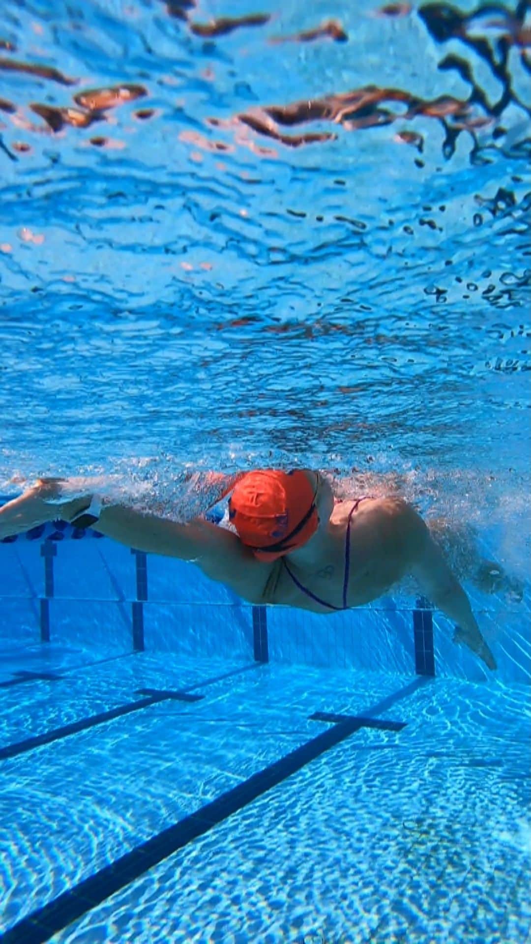 エミリー・シーボームのインスタグラム：「Rare 💎  @arenawaterinstinct @arenaaustralia @iswimleague @energystandard   #underwater #slomo #swimming #water #athlete #backstroke #technique」