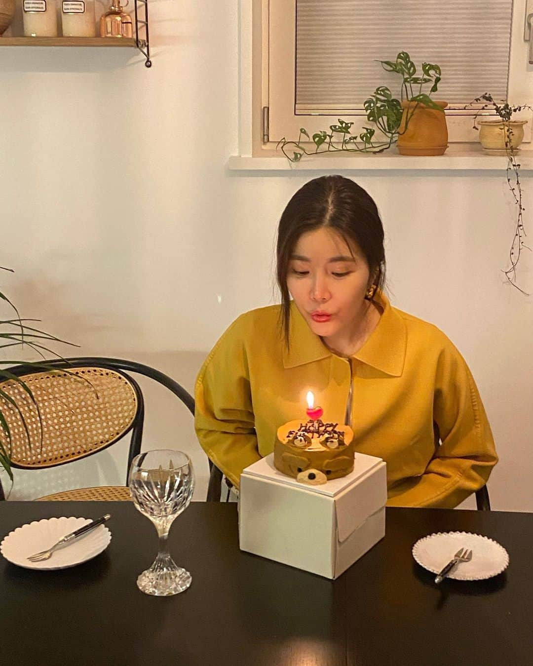 カン・ミンギョン さんのインスタグラム写真 - (カン・ミンギョン Instagram)「우런니 생일 밥해줬는데요.. 배고프다고 파스타 빵 소고기 돼지고기 고추장찌개에 밥 한 공기 클리어하시고 극극 대더니 소화제 두 숟가락 잡수셨구요, 아니 위도 코딱지만 한 주제에 자꾸 많이 먹어요? 급 불안해서 응급실 가야 하나 옴총 걱정하는데 와중에 살아나서는 약간 배고파하길래 조금 주길 뻔 아무튼 우런니 생일 너무 축하하고 사랑한다는 얘기.. >3<」2月14日 16時52分 - iammingki