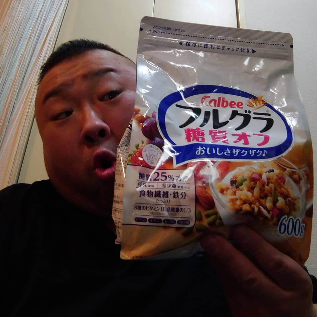 脇知弘さんのインスタグラム写真 - (脇知弘Instagram)「家に帰ると  ダイエット食品？健康食品？のような物が😅  この家族で誰が食べるんだろと思い思わず嫁さんに  「ダイエット始めるん？」  と、聞いたら  「お母さんが送ってきてくれたんやけど」  お母さん、僕に気を遣ってくれたのでしょうか😅  嫁さんが「モデルさんとかもこういうの食べてるんちゃうの？」  「じゃあ私が食べる～！！」  と一番に娘ちゃんがめっちゃ食いついてきました😅  娘ちゃんよ～  美意識高いのはいいけどダイエットとかはまだまだ考えなくてもいいんだよ💦  トトは今から心配です😅  #脇知弘  #ダイエット  #嫁さん  #美意識高い  #娘ちゃん  #モデルさん  #心配です  #嫁さんのお母さん」2月14日 16時52分 - t_waki_at