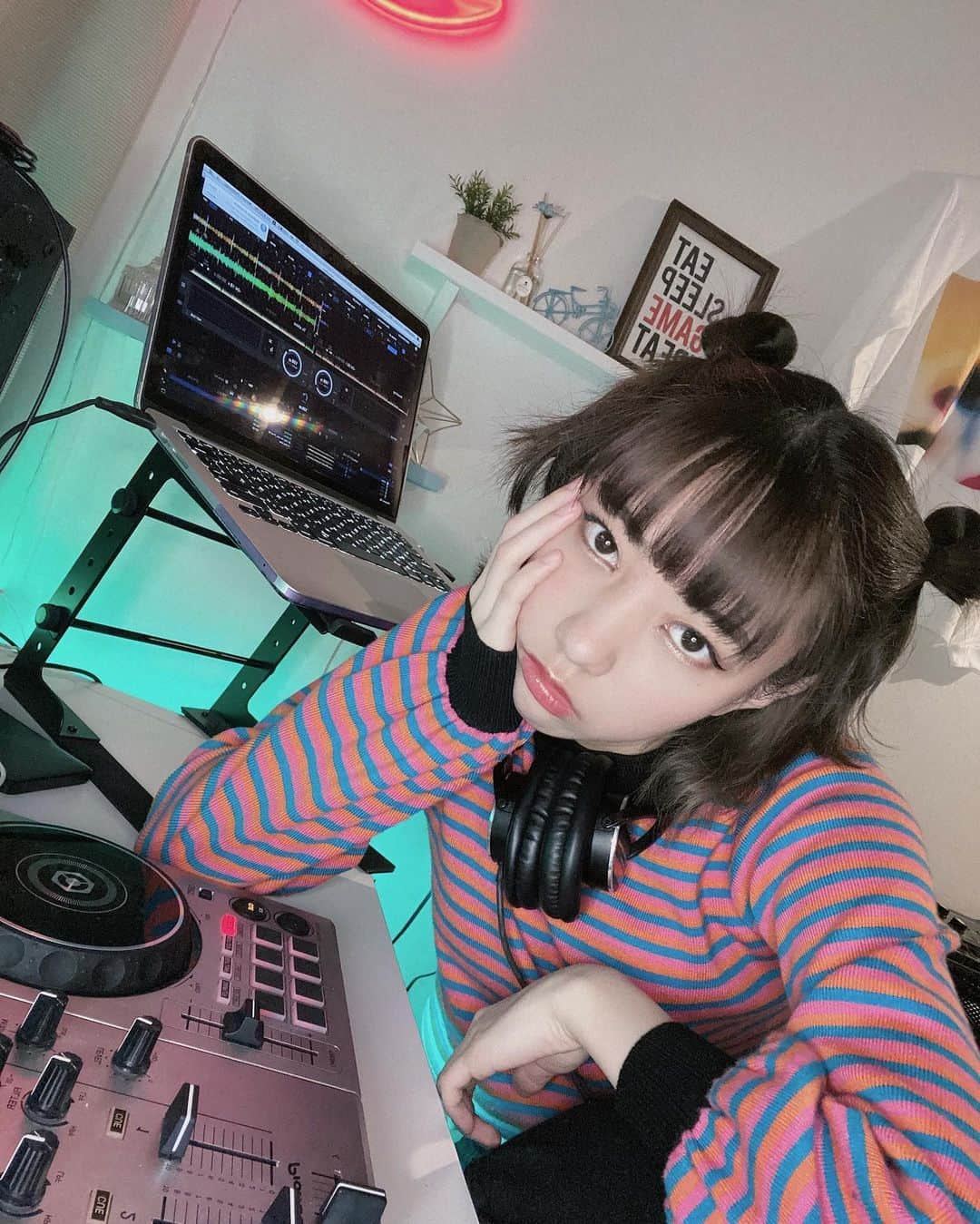 MIMORIのインスタグラム：「今日は22:30から kolme ラブソング DJ配信します！  Showroomぜひ見てください！ URLはストーリーから！  #CDJ400#djlife#DJ配信#japan#japanesegirl#girl#room#myroom#neon#neonright#mediumhair#hairstyle#hairarrange #ヘアアレンジ#派手メイク#makeup#ラメメイク #部屋#ルームツアー#作業部屋#showroom #happyvalentines #happyvalentinesday #valentine #valentineday #love#lovesong #lovesongs #happyvday」