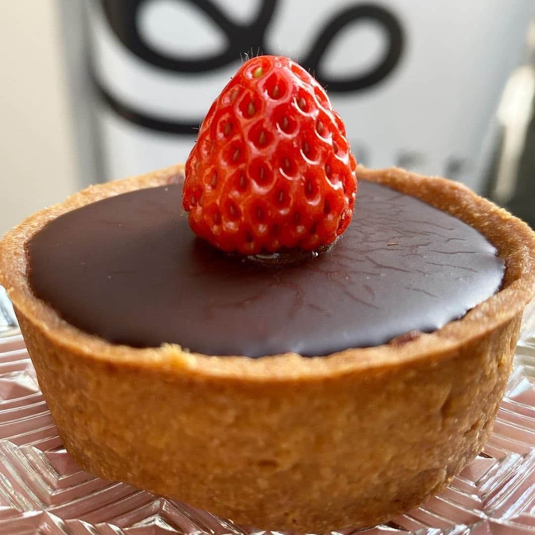 のインスタグラム：「「苺と生チョコレートのミニタルト」﻿ リポスト✒︎小さなタルトの器に美味しさをギュッと詰め込んだ大須の手作りタルト専門店、キュームタルトさんの苺と生チョコレートのミニタルト🍫🥧﻿ ﻿ 世はいよいよバレンタインデーですね💝そんなバレンタインにぴったりな2/14までの限定商品がこちら👏🏻⭕️﻿ ﻿ さっくりタルトに生チョコレート、そして苺が乗ったシンプルながら可愛らしいミニタルト🥧🍓﻿ ﻿ 有機ピスタチオペーストと焼き上げたクレームダマンドがビターなガナッシュと共に詰まっているようです🤤🍫﻿ ﻿ 手作りタルト専門店ならではの種類の豊富さと美しさがなんとも魅力的ですね🙏🏻✨マルシェ等にも出店されていますよ🥧🍴﻿ ﻿ @n.s.z.k さん、#ナゴレコ ありがとうございます⭕️﻿ ﻿ Repost @n.s.z.k・・・﻿ ﻿  ⭐︎﻿ 生チョコタルト♡﻿ ・﻿ キュームタルト﻿ ★★★🍃﻿ @qotart_official ﻿ ・﻿ 🏠名古屋市中区大須2-25-39﻿ ・﻿ 大須にあるタルト専門店🥧﻿ ドライフルーツの小さいタルトや﻿ フルーツタルトなどが販売しています﻿ この日は品切れも多かったですが﻿ 一つだけ残っていた可愛い苺ののった﻿ タルト。﻿ ・﻿ ◾︎いちごと生チョコレートタルト﻿ ・﻿ 有機ピスタチオペーストと﻿ 練ったクレームダマンドにビターな﻿ ガナッシュ！﻿ バレンタインタルト♡﻿ ・﻿ サクサク中しっとりしっかり濃厚なチョコで﻿ 一つで満足なおやつ✨✨﻿ ごちそうさまでした。﻿ ・﻿ ﻿ ・」