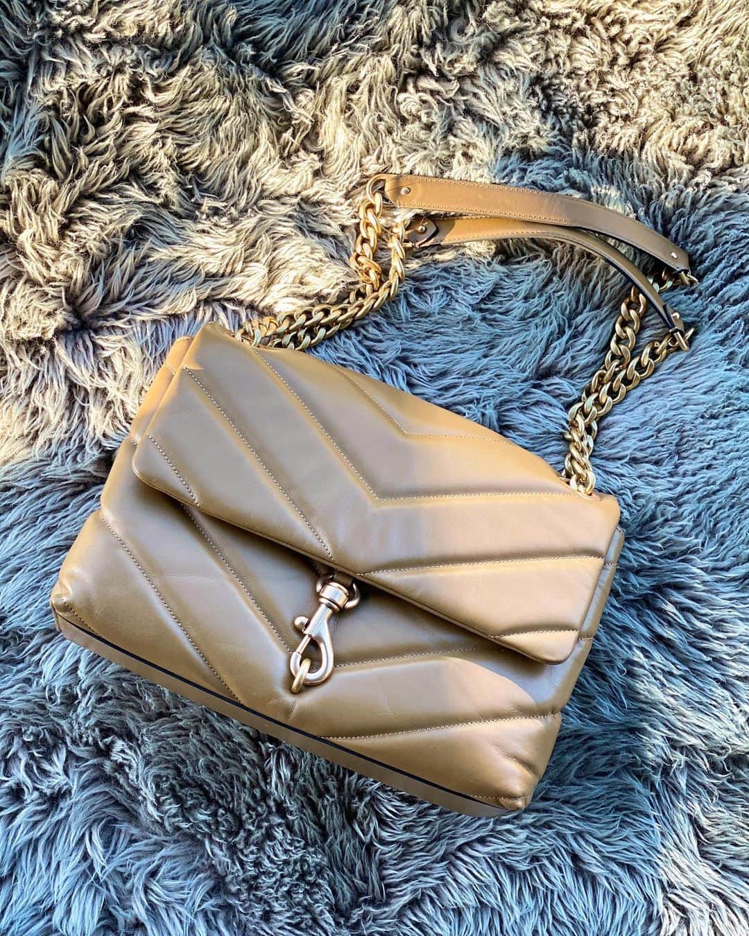 レベッカミンコフのインスタグラム：「Golden hour with this golden beauty ✨」