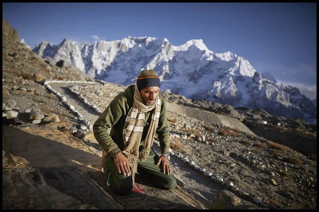 Cory Richardsさんのインスタグラム写真 - (Cory RichardsInstagram)「A Pakistani officer offers prayer from high in the Karakoram, near the line of control and the ongoing Siachen conflict with India. Full story out now in @natgeo March issue written by @freddiewilkinson, pulling at a thread and unraveling a deeper story than previously reported. More work from this assignment coming soon.」2月14日 8時04分 - coryrichards