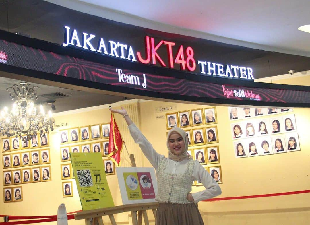 ドゥイ・プトゥリ・ボニタさんのインスタグラム写真 - (ドゥイ・プトゥリ・ボニタInstagram)「JKT48 Theater. 30.09.2018 Aku 6 tahun tinggal di ‘Rumah Kedua’ ini, yang namanya nangis, ketawa, kecewa, berantem, happy, ada pasti setiap hari. But, it's such a good experience for me. Karena JKT48 Theater itu ‘Rumah Kedua’ bagi kami. Kalo di fikir-fikir dulu, dari 24 jam bisa habisin 15 jam nya disini haha sisanya di rumah/sekolah/kampus. Bahkan tidur disini juga sering kita😂  And 13.02.2021 8 tahun 6 bulan nama Generasi 2 ada di JKT48.  Mungkin akan menjadi perform yang benar-benar terakhir from 2nd Generation JKT48. Inget dulu 31 member lolos final audition in Japan, lanjut jadi trainee, dipisahin dengan beda team, lanjut satu team, dipisahin lagi sama shuffle team, dipisahin mulai graduate one by one. And after this all, we find other ways, we find new life, new activity and new people around us. But, i believe apapun jalan yang kita semua ambil itu adalah yang terbaik untuk kedepannya. Perpisahan adalah cara untuk kita mengetahui seberapa besar rasa sayang kita kepada seseorang. So, see you on top Guys! Insya Allah✨」2月14日 8時05分 - utybonita