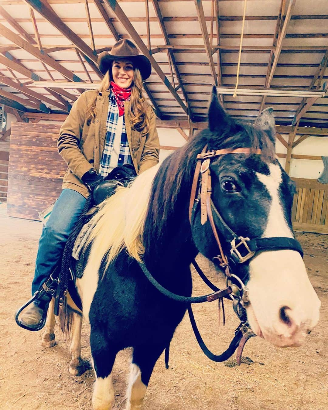 アマンダ・リゲッティさんのインスタグラム写真 - (アマンダ・リゲッティInstagram)「Horsing around 🐎 #giddyup #bts #holidayromcom3」2月14日 8時14分 - amanda.righetti