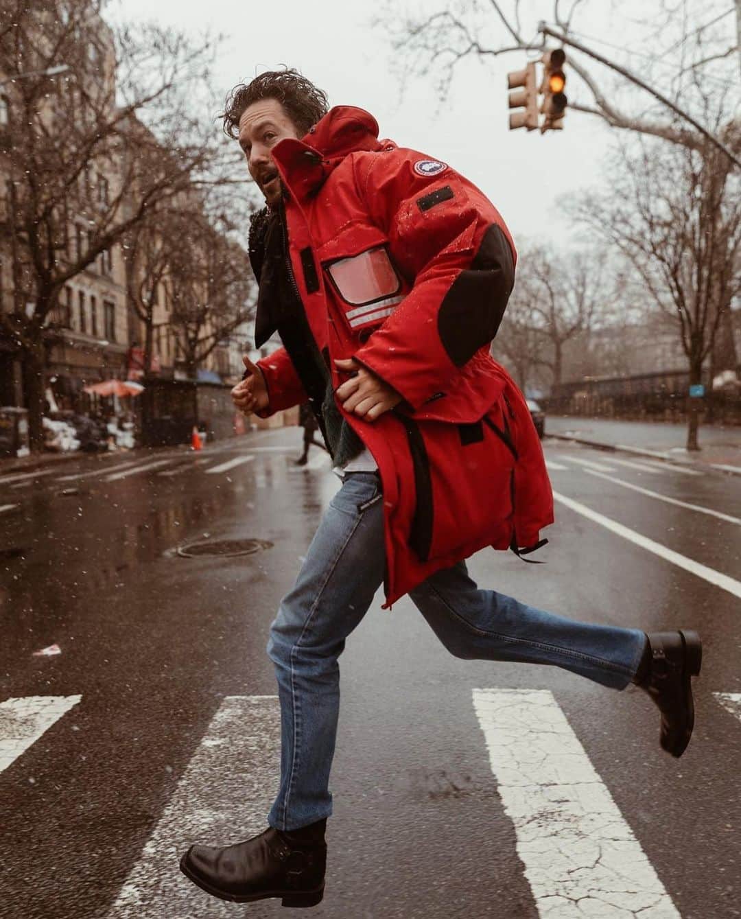 フライのインスタグラム：「@isaaclikes_ wears the Conway Harness. #InMyFRYE」
