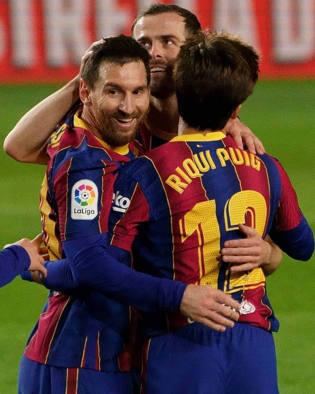 LFPさんのインスタグラム写真 - (LFPInstagram)「G⚽️AL CELEBRATI⚽️N!  #Messi #RiquiPuig #Pjanic #Barça #LaLiga #LaLigaSantander #BarçaAlavés #Football #YouHaveToLiveIt #HayQueVivirla」2月14日 8時20分 - laliga