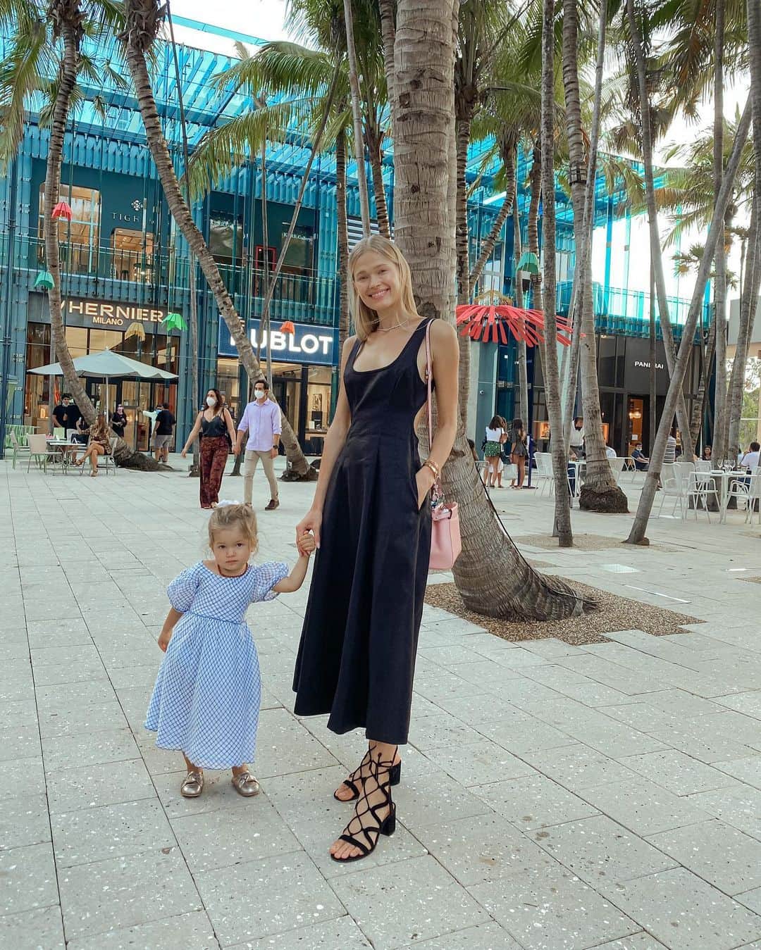 ヴィタ・シドルキナのインスタグラム：「Dinner out with my mini 🤍」