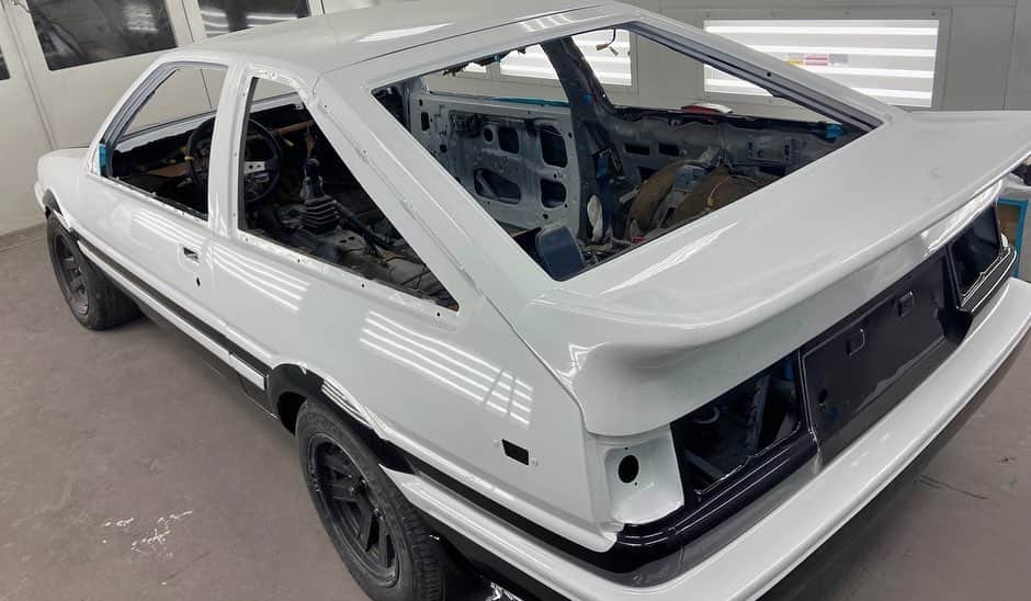 スティーブさんのインスタグラム写真 - (スティーブInstagram)「From where we started just 6 weeks ago on this AE86 hachiroku to where it sits today is unreal!! Our panda trueno looks incredible and all the thanks is owed to @vividautobody !  Swipe right! Even sky approves and recommends you watch my new video today! あっという間に完全に変身したハチロク！スティーブ的視点ロゴを入れるか？ #ae86 #pandatrueno #corollaae86 #initiald #パンダトレノ #頭文字d  #藤原豆腐店  #ハチロク #hachiroku」2月14日 8時32分 - stevespov