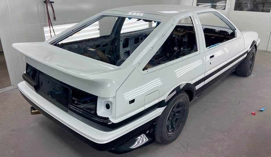 スティーブさんのインスタグラム写真 - (スティーブInstagram)「From where we started just 6 weeks ago on this AE86 hachiroku to where it sits today is unreal!! Our panda trueno looks incredible and all the thanks is owed to @vividautobody !  Swipe right! Even sky approves and recommends you watch my new video today! あっという間に完全に変身したハチロク！スティーブ的視点ロゴを入れるか？ #ae86 #pandatrueno #corollaae86 #initiald #パンダトレノ #頭文字d  #藤原豆腐店  #ハチロク #hachiroku」2月14日 8時32分 - stevespov