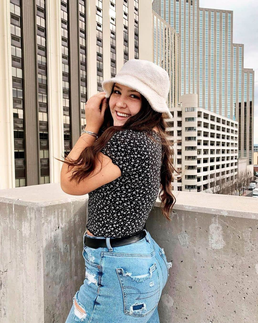 American Eagleのインスタグラム：「“Having fun in my 𝚁𝚎𝚊𝚕 𝙶𝚘𝚘𝚍 🌎🌱 jeans because they make me feel real good 🤩” – @jacqueline.amelia #myaeambassador」