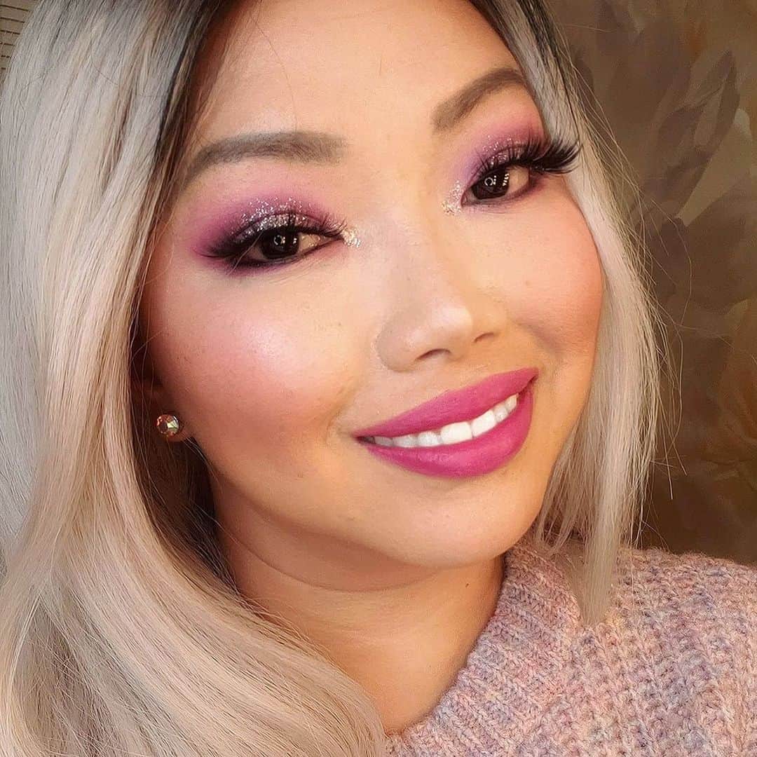 Motives Cosmeticsのインスタグラム：「Pretty in pink 💓Samantha has us in our V-Day feels in the Motives for @lala Static Palette and Liquid Lipstick in ‘Rumors’💋 Full product breakdown below🖤 Tap to shop her look.   🖤 Eyes: Motives for @lala STATIC Palette Glitter Pot in ‘Diamond’  🖤 Skin: Flawless Face Stick Foundation in Latte w/ Brûlée for contour 🖤Face: Shape Up Contour Palette + Get Cheeky Blush Palette + That Glow Tho Palette 💄Lips: Liquid Lipstick in ‘Rumors’」