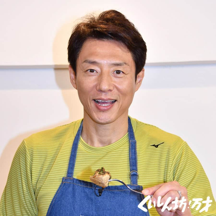 フジテレビ「くいしん坊!万才」さんのインスタグラム写真 - (フジテレビ「くいしん坊!万才」Instagram)「. . 今日の放送は11時45分〜。 . . 岡山の隠れた特産品、マッシュルーム。実は、牛窓地域で栽培されるマッシュルームは全国で生産量トップクラスを誇ります。マッシュルームの旨みは椎茸の３～４倍もあり、西洋ではだしをとるのにも使われます。また、ビタミンB1、B2などのビタミン、カリウムなどのミネラルに富んでいます。 . . 今回はこのマッシュルームを使った「マッシュルームのステーキ〜しょうゆ麹の香味ソースがけ〜」を教えて頂きました。ポイントとなるのがしょうゆ麹です。作り方はいたって簡単。ビンに米麹を入れ、ひたひたになるくらいしょうゆを入れ、不織布でフタをします。これを冷暗所で１～２週間おいておけば出来上がり。 . . このしょうゆ麹にみじん切りにしたカイワレや大葉、ミョウガ、ニンニクをオリーブオイルと共に和え、軸を取ったマッシュルームのカサに詰めてオーブンで焼けば出来上がり。肉を使わなくてもボリューム満点。作った自分が天才と思えるほどおいしく出来ました。 . . #松岡修造 のくいしん坊！万才#くいしん坊万才 #岡山県#岡山市#しょうゆ麹#マッシュルームのステーキ#マッシュルーム #食べ歩き#おいしい#うまい #キッコーマンの提供でお送りします#フジテレビ #全国制覇#くいしん坊映え#料理#料理動画 #wraptheworld#washoku#Japaneseculture #cooking#eat#Japan#fromjapan#food#meal #traditional#taste#famous#temaki」2月14日 8時28分 - kuishinbo_official