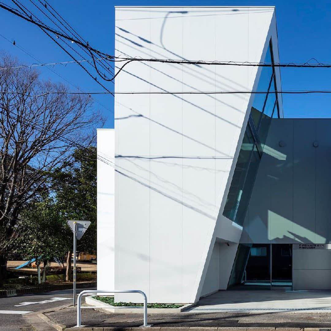 HYPEBEASTさんのインスタグラム写真 - (HYPEBEASTInstagram)「#hypeAF: @aasarchitecture's "House in Tsukuba" is maximizing space in a futuristic shape. The home sought to balance a modern living space and ample room for a members-only gym that included a squash court. It features living, dining, and study rooms that are stacked throughout angular portions of the structure, allowing for rich views of the surrounding environment by way of enormous glass windows and partitions that create a sense of openness throughout the interior. Click the link in bio for more info.⁠⁠ Photo: Aisaka Architects」2月14日 8時31分 - hypebeast